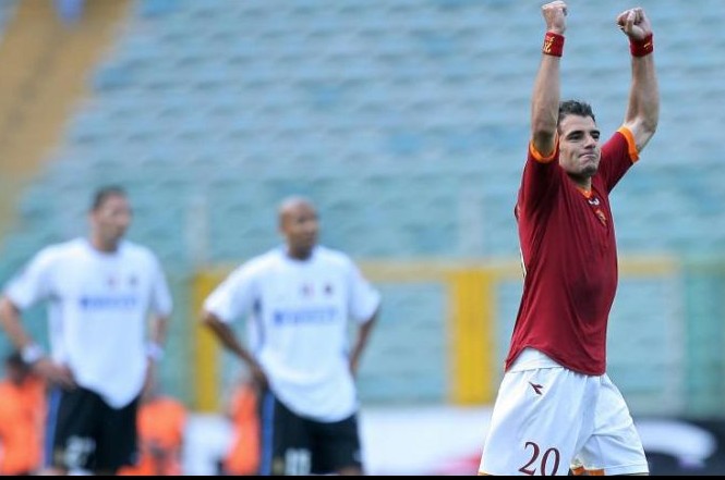 L'esultanza di Perrotta, autore di uno dei sei gol romanisti