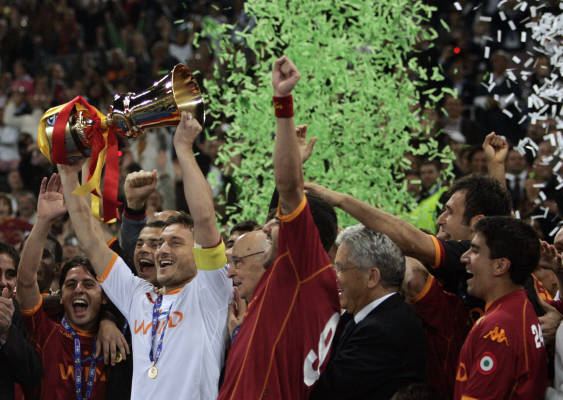 Francesco Totti alza al cielo la Coppa Italia