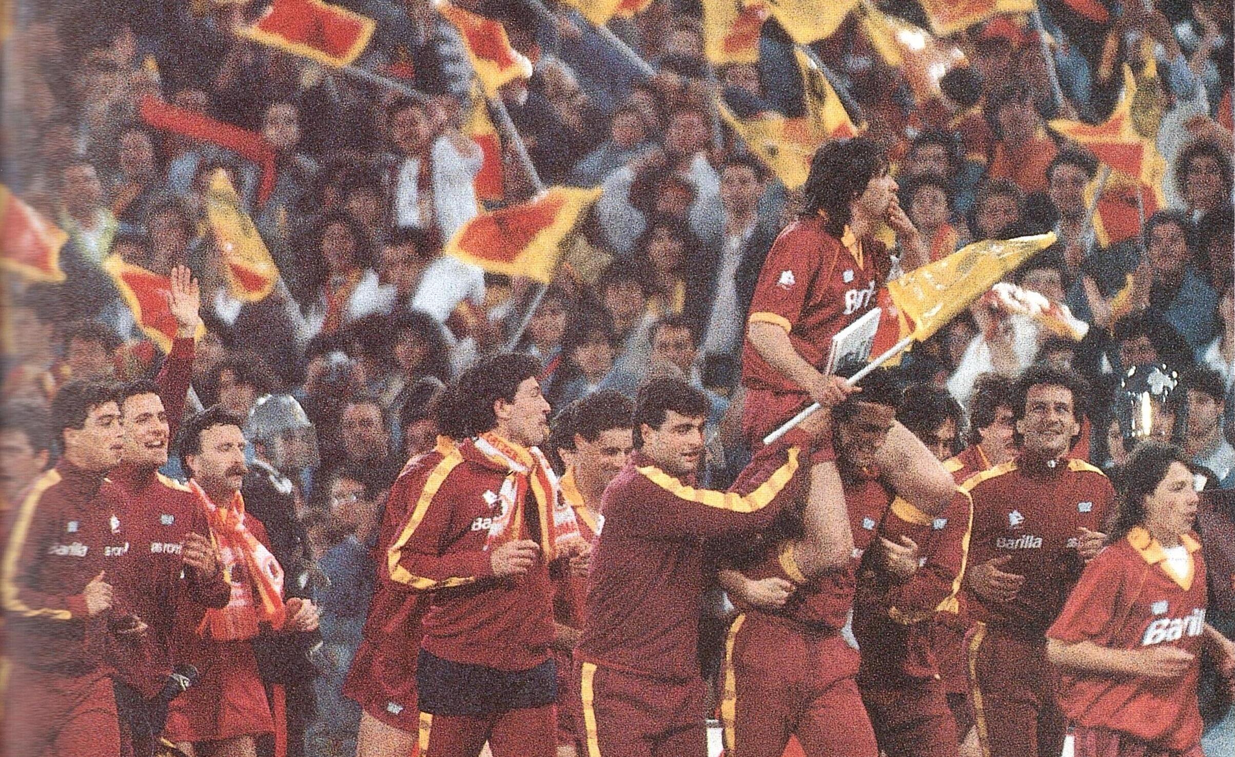 Bruno Conti portato in trionfo da amici e compagni