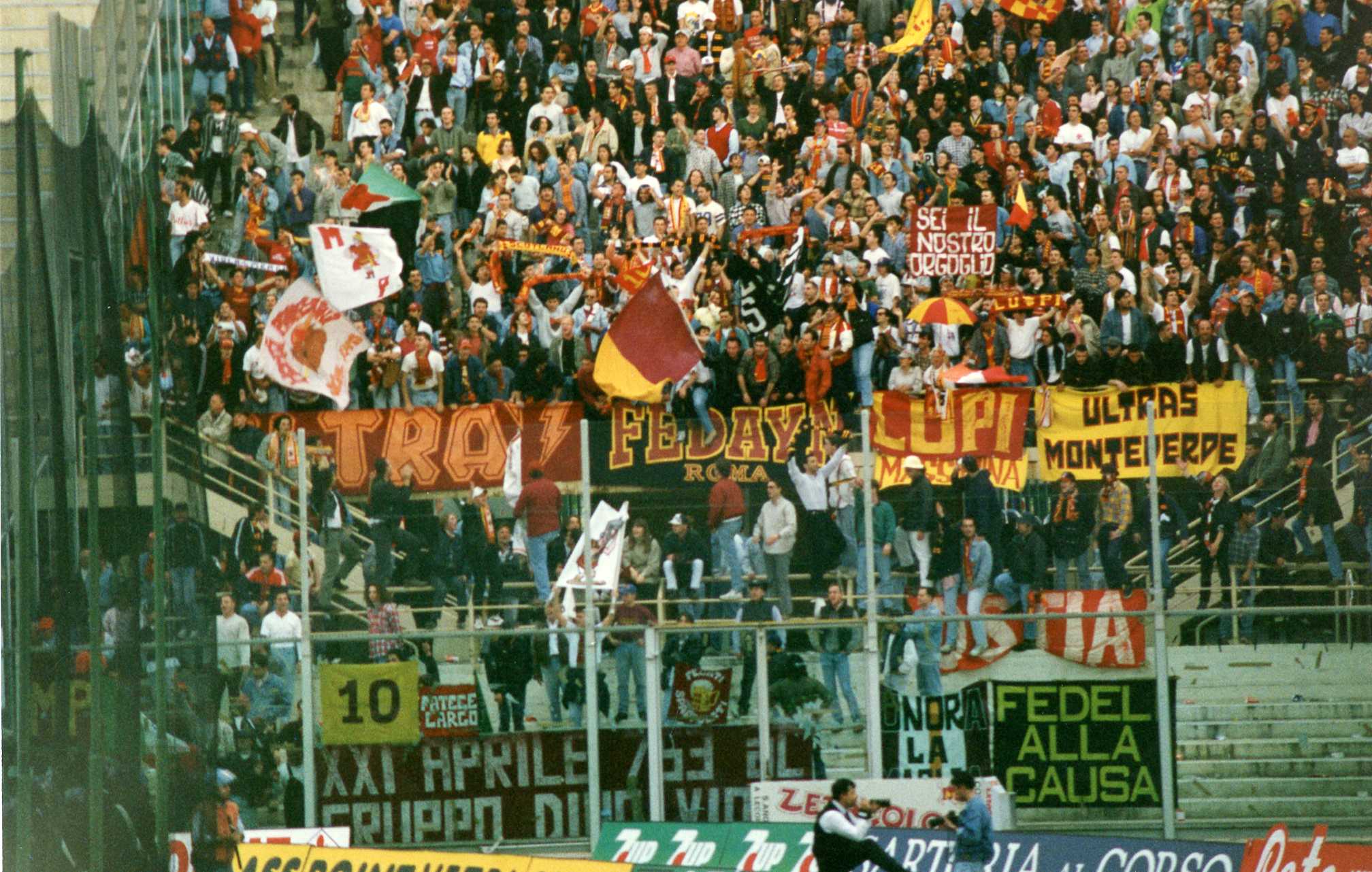I tifosi romanisti nel settore ospiti del Franchi il 5 maggio 1996