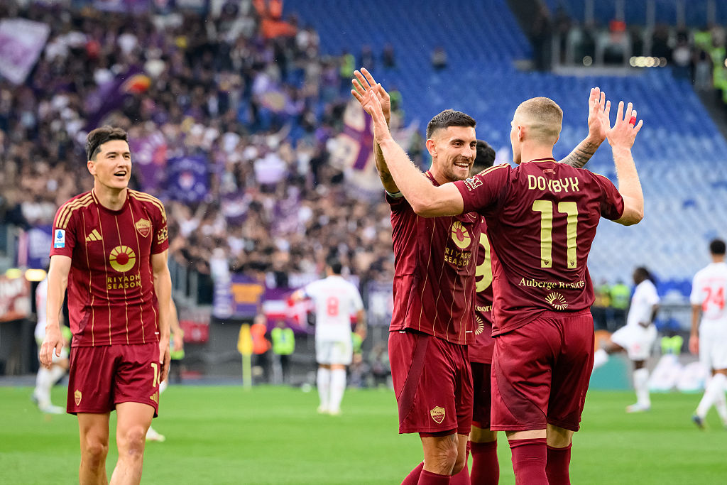 L'esultanza di Dovbyk e compagni dopo il gol che ha deciso Roma-Fiorentina