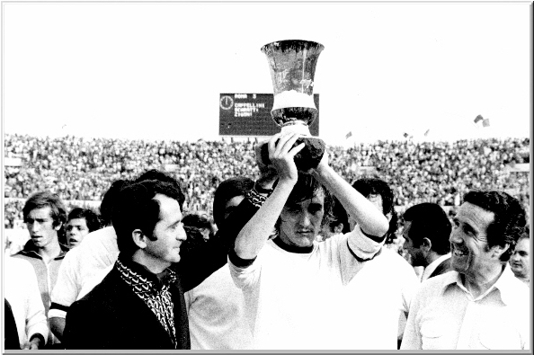 Cordova (al centro tra Anzalone e Herrera) alza al cielo il trofeo