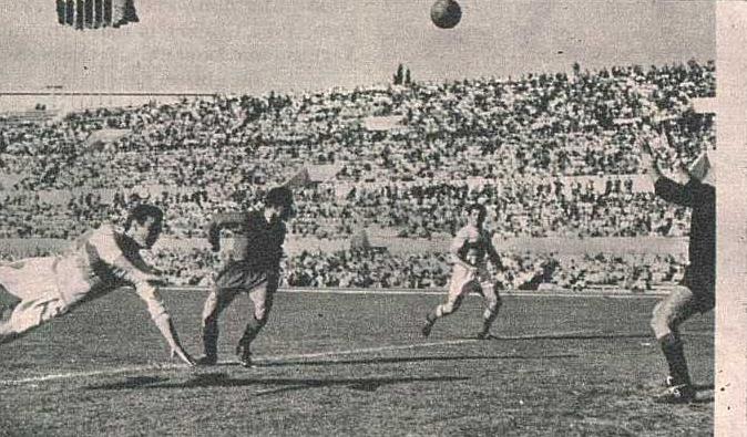 Carletto Galli di testa firma il gol del momentaneo 2-1 giallorosso