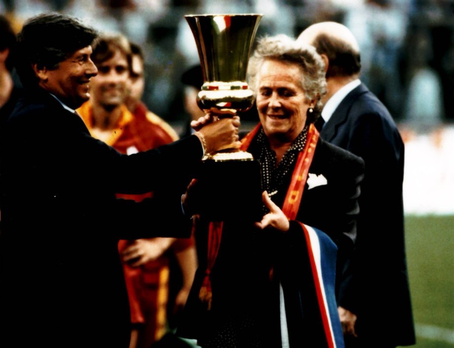 Flora Viola, moglie di Dino, alza al cielo la Coppa Italia