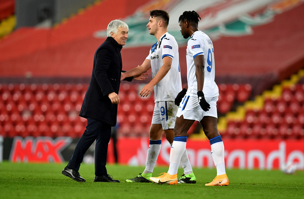 Gasperini si congratula con Djimsiti e Zapata dopo la vittoria per 2-0 sul Liverpool del 25 novembre 2020