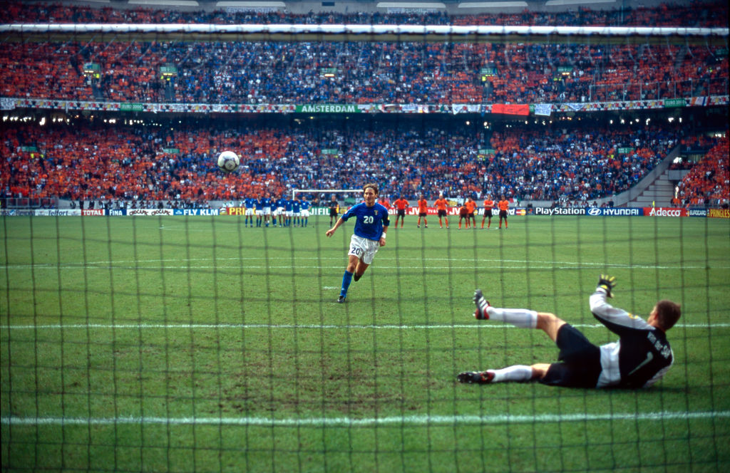Francesco beffa van der Sar dal dischetto il 29 giugno 2000