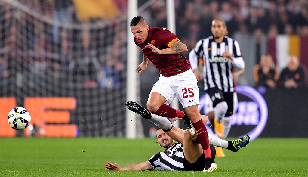 José Holebas in azione in una sfida contro la Juve