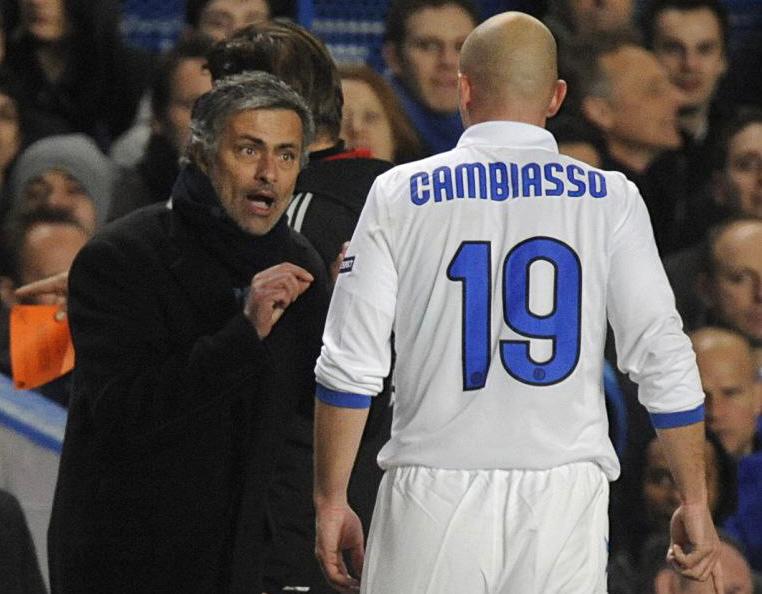 Cambiasso e Mourinho durante una partita