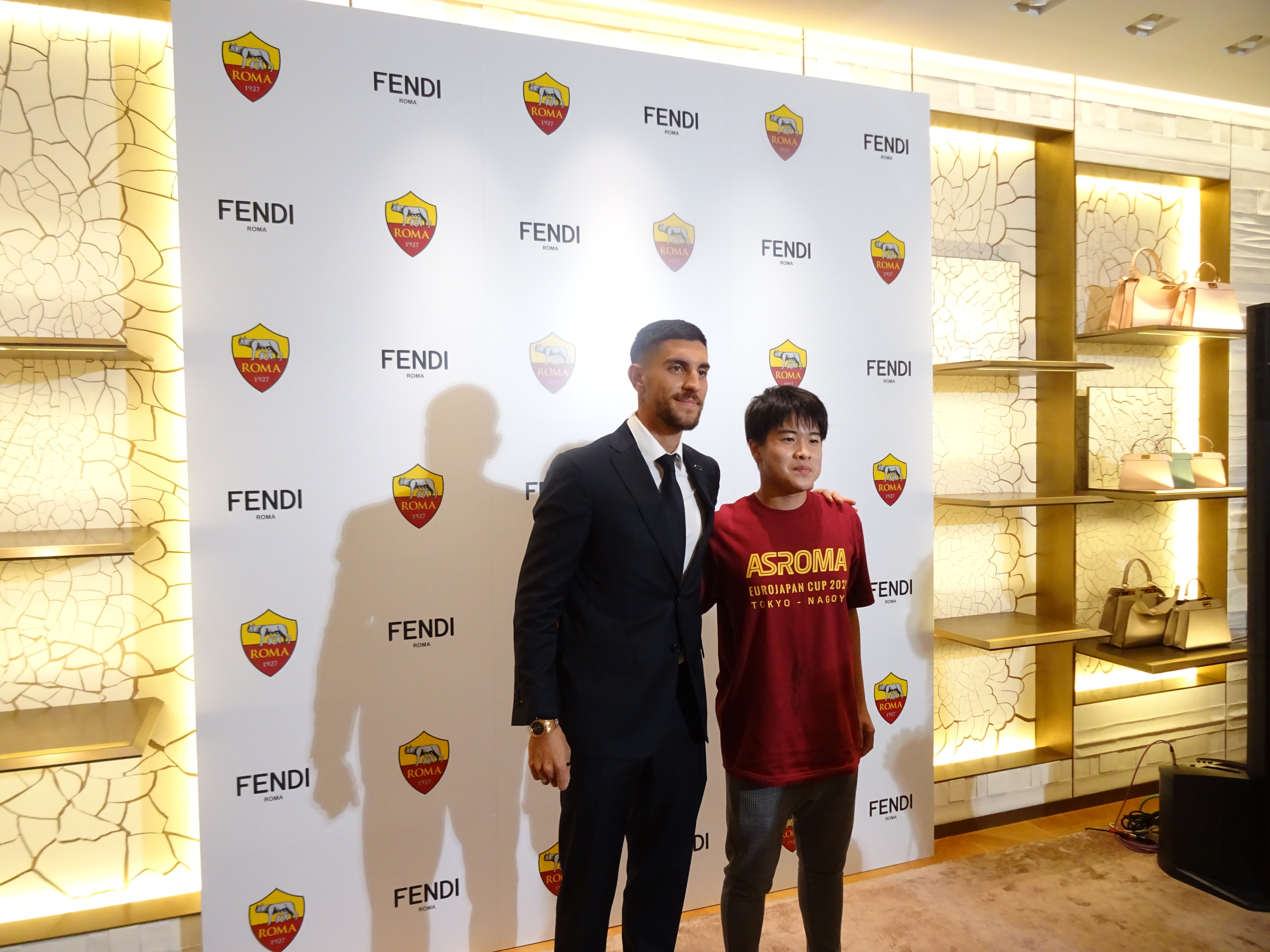 Pellegrini e un tifoso nella boutique di Fendi a Tokyo