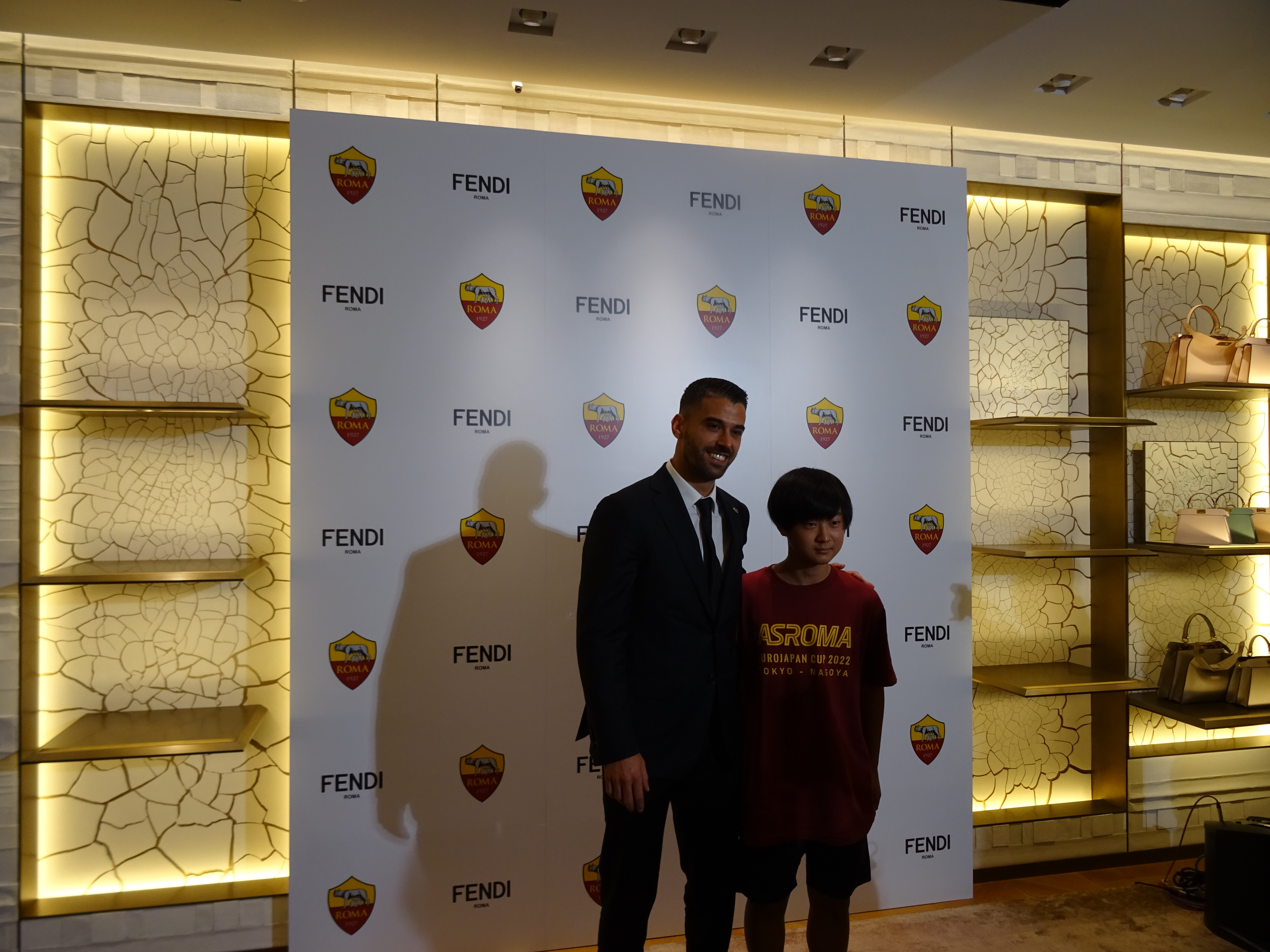 Spinazzola all'evento Fendi con un tifoso a Tokyo