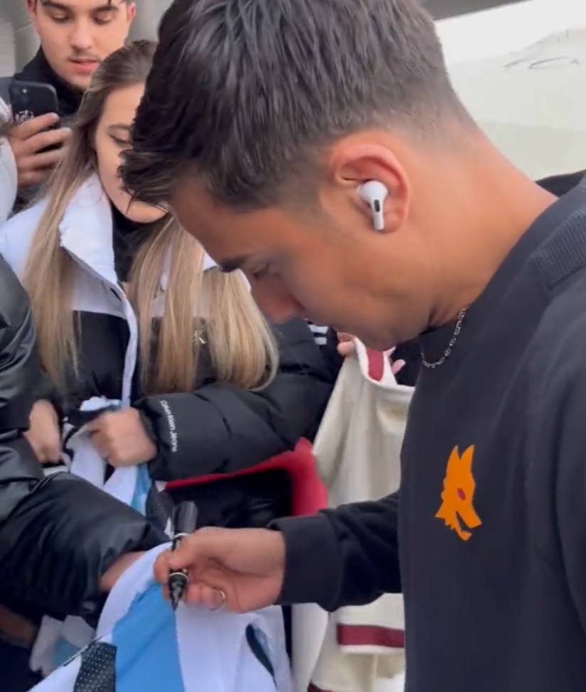 Dybala firma gadget e magliette prima della partenza