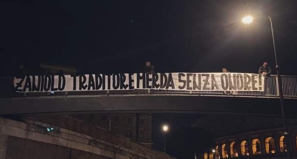 Il duro striscione apparso al Colosseo contro Zaniolo