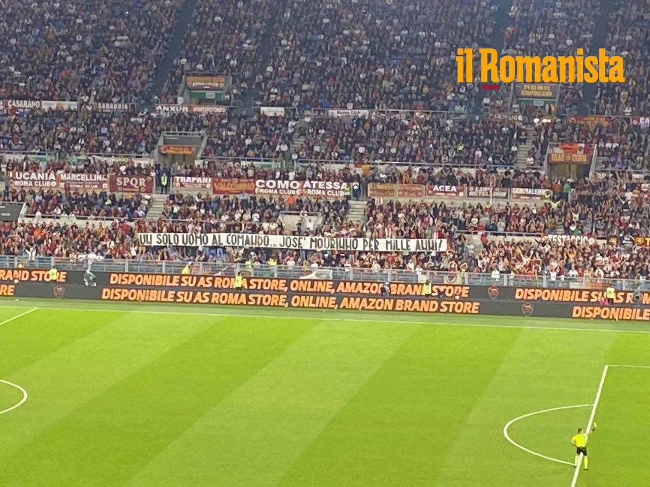 Striscione per Mourinho durante Roma-Spezia