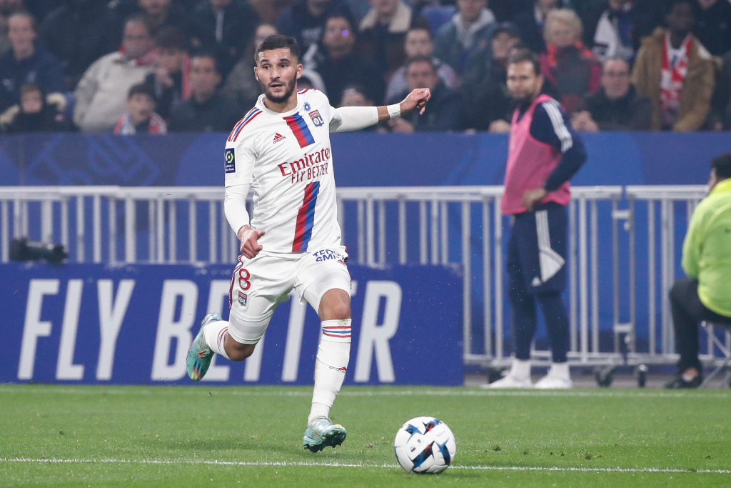 Houssem Aouar con la maglia del Lione