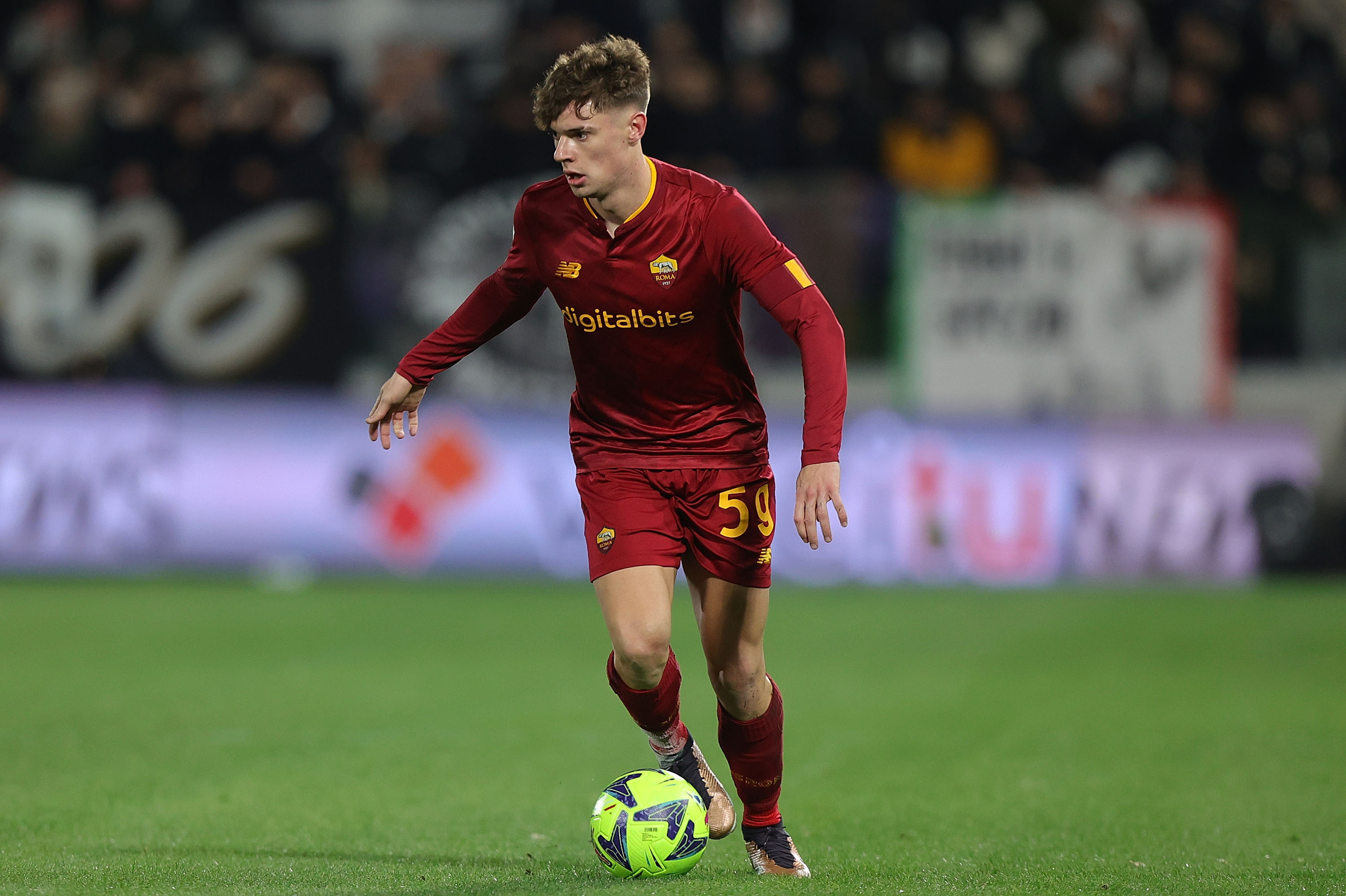 Nicola Zalewski in azione con la maglia della Roma