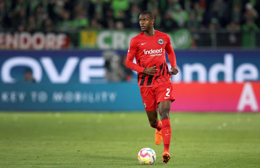 Evan Ndicka durante una partita dell'Eintracht Francoforte