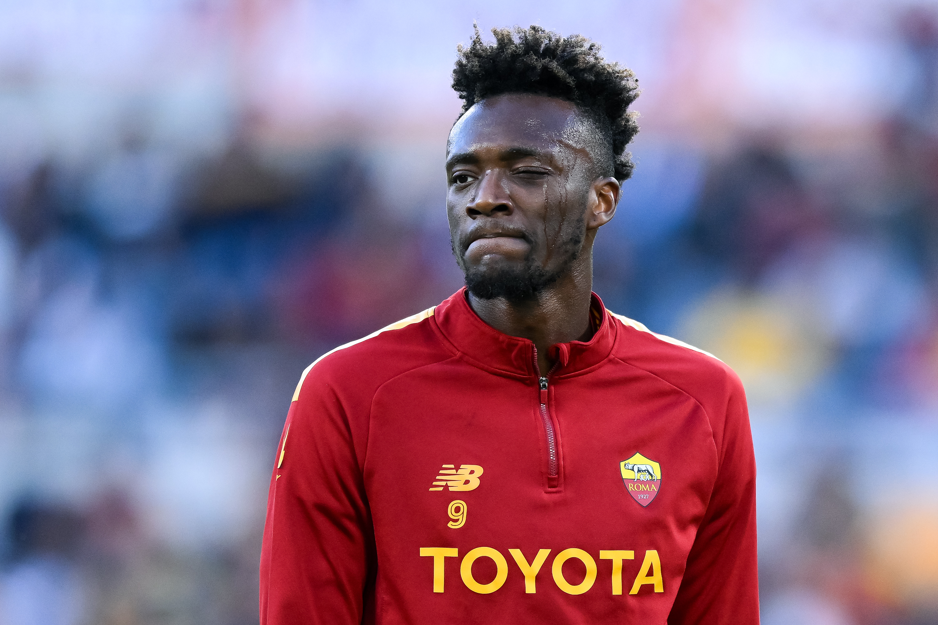 Tammy Abraham nel riscaldamento con la maglia della Roma (Getty Images)