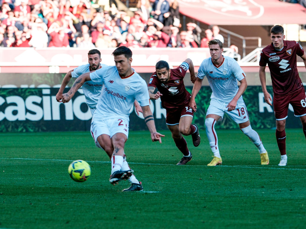 Il rigore trasformato da Dybala in Torino-Roma 0-1