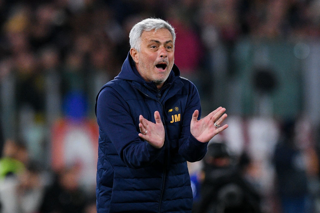 José Mourinho mentre dà indicazioni ai calciatori in campo