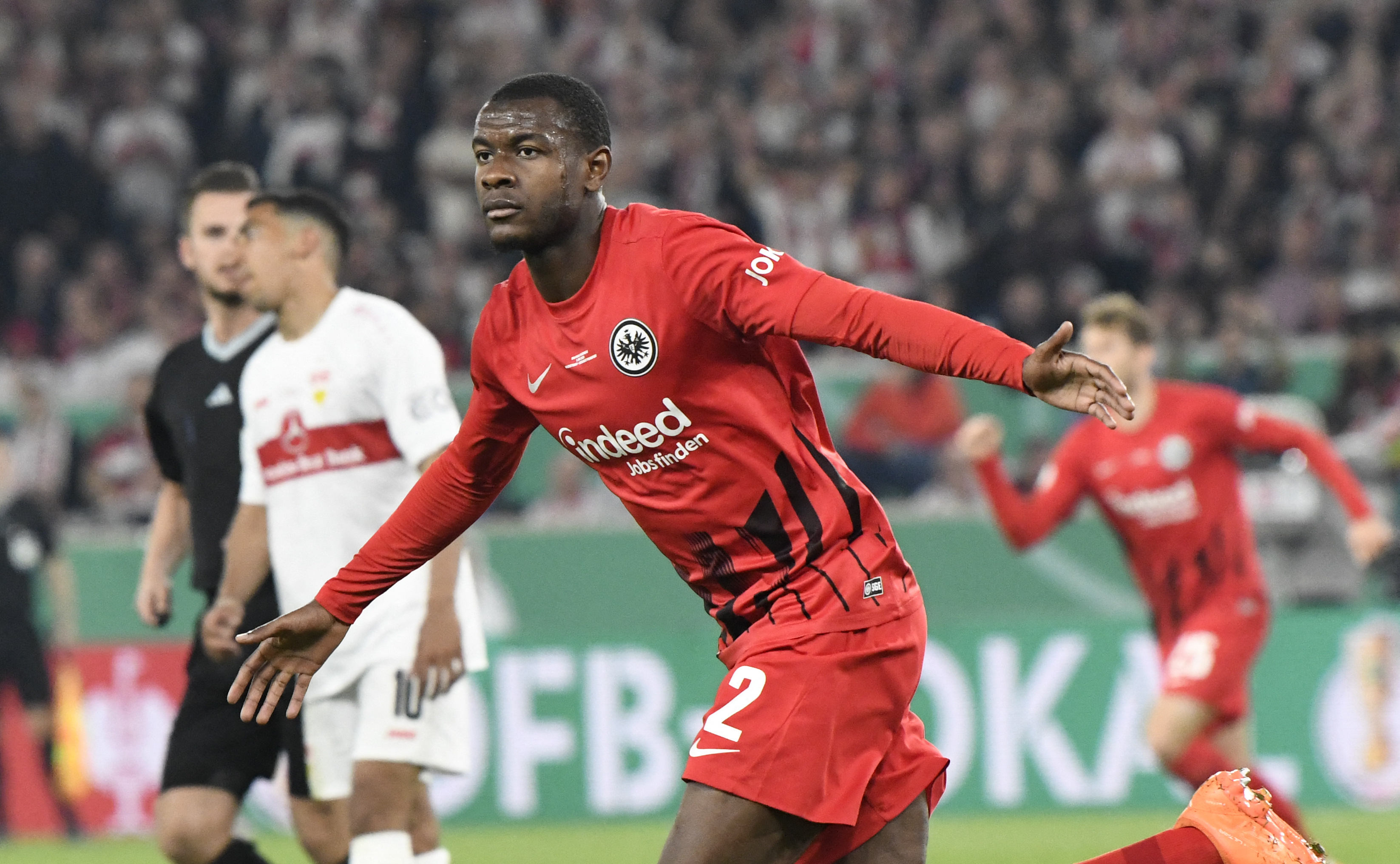 Evan N'Dicka con la maglia dell'Eintracht Francoforte