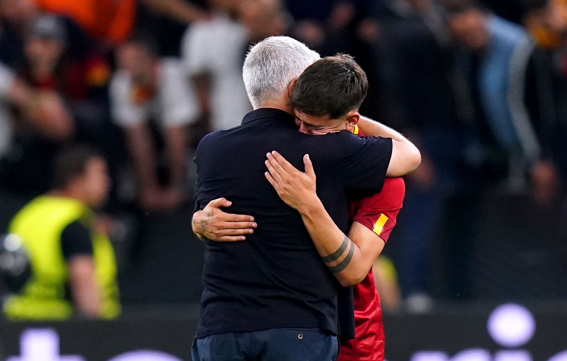 Dybala e Mourinho abbracciati nella notte di Budapest