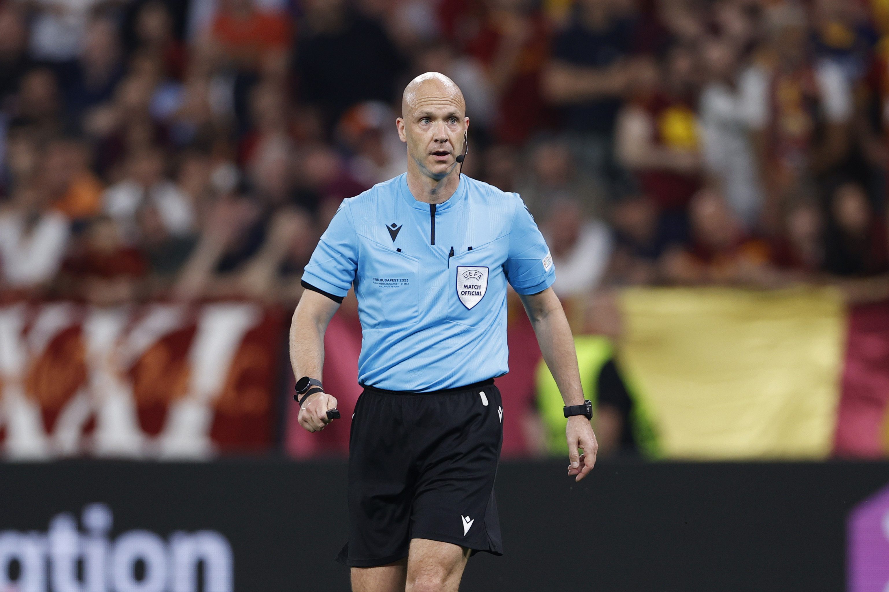 L'arbitro Taylor durante la finale di Europa League