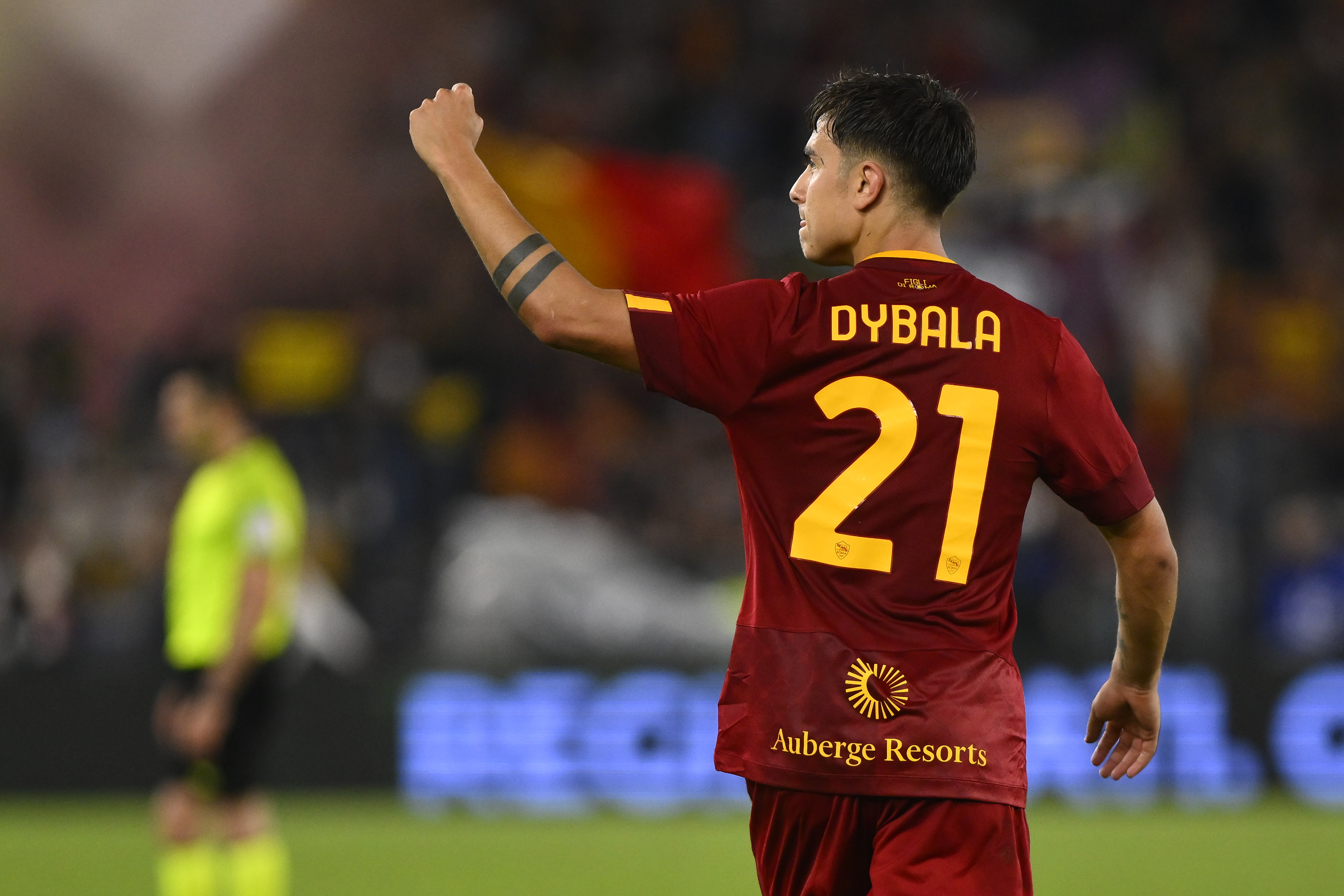 Paulo Dybala esulta con la maglia della Roma