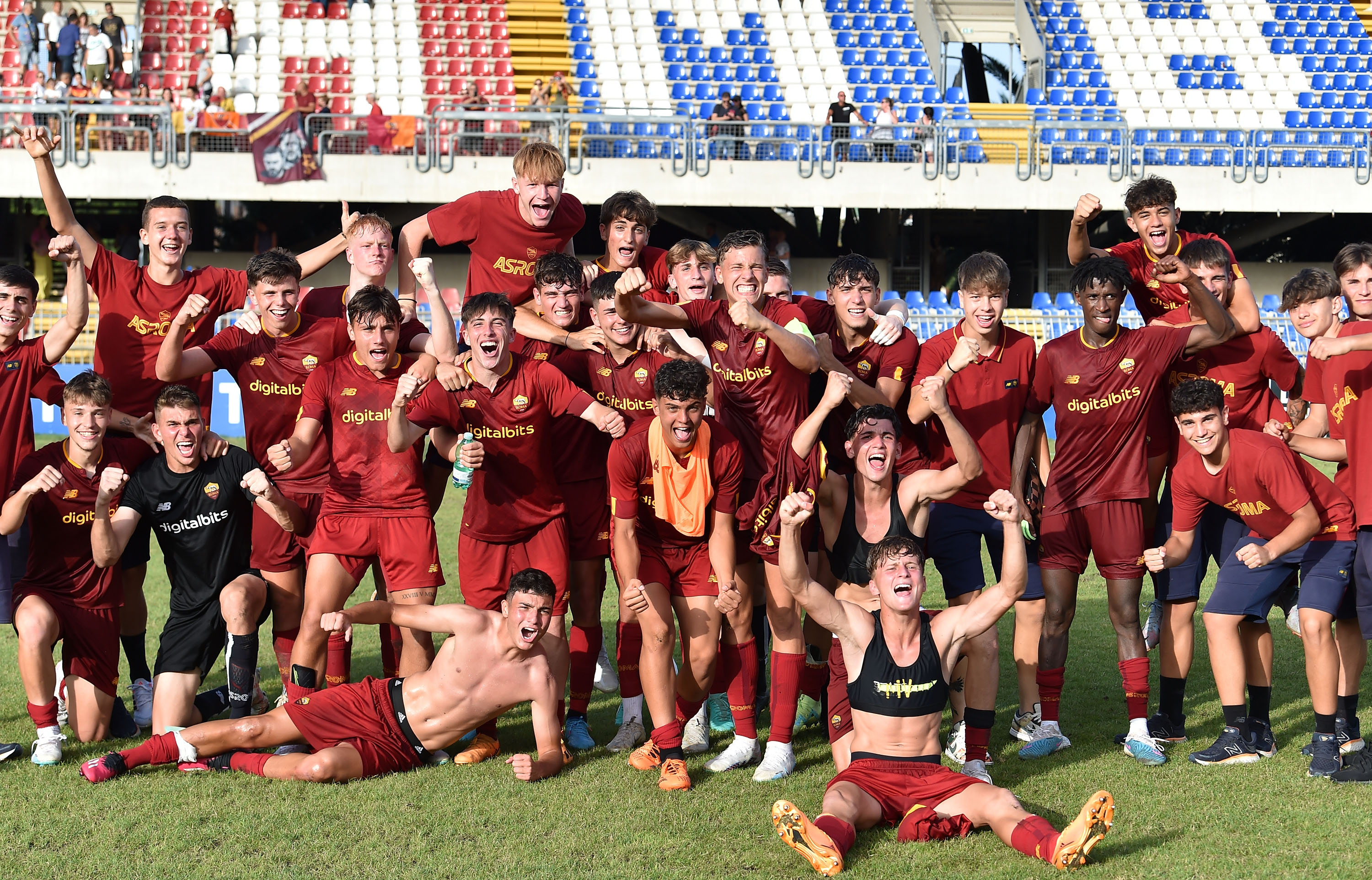 Ragazzi dell'Under 17 che esultano dopo la vittoria in semifinale con il Milan