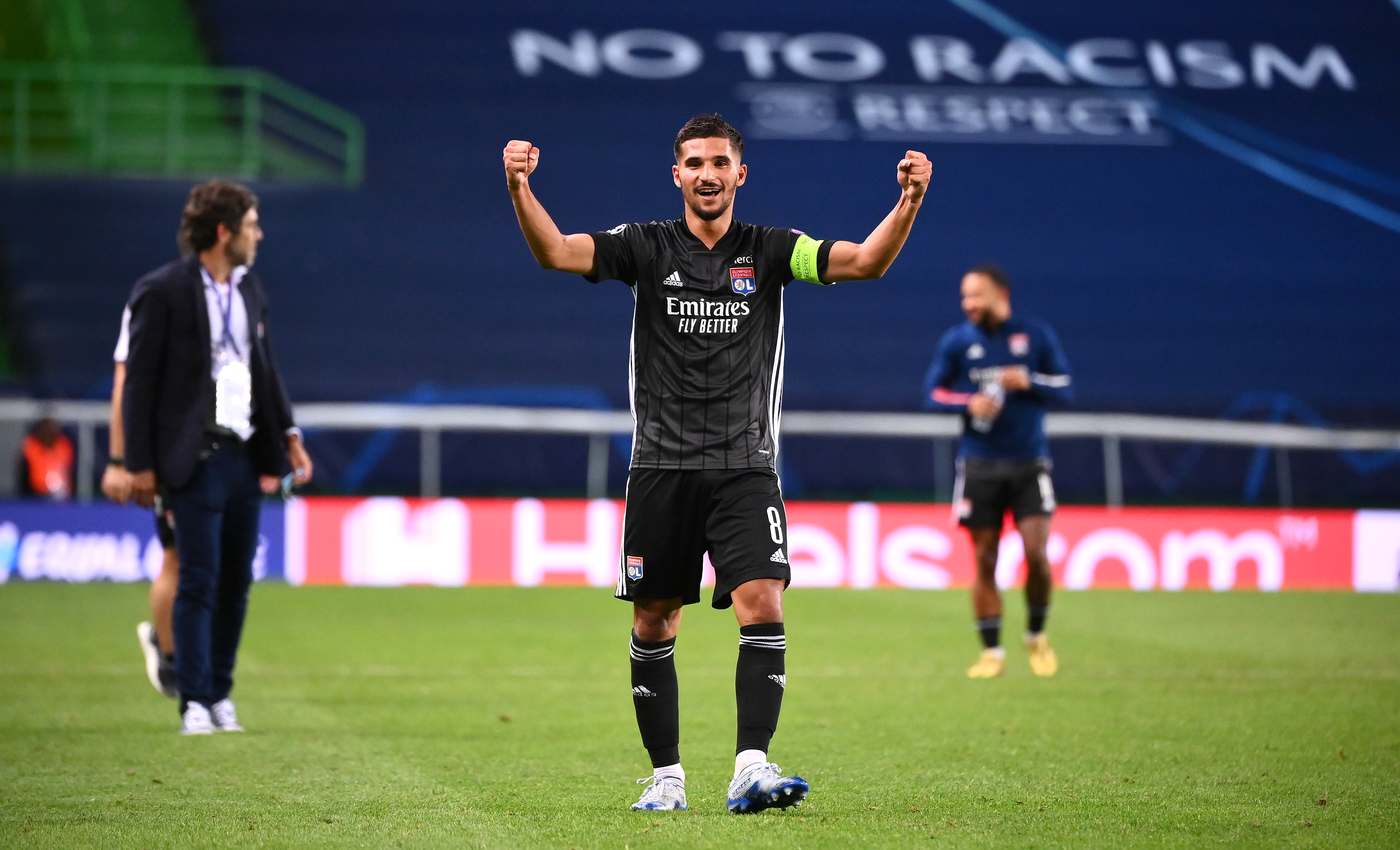 Houssem Aouar in campo con la maglia del Lione