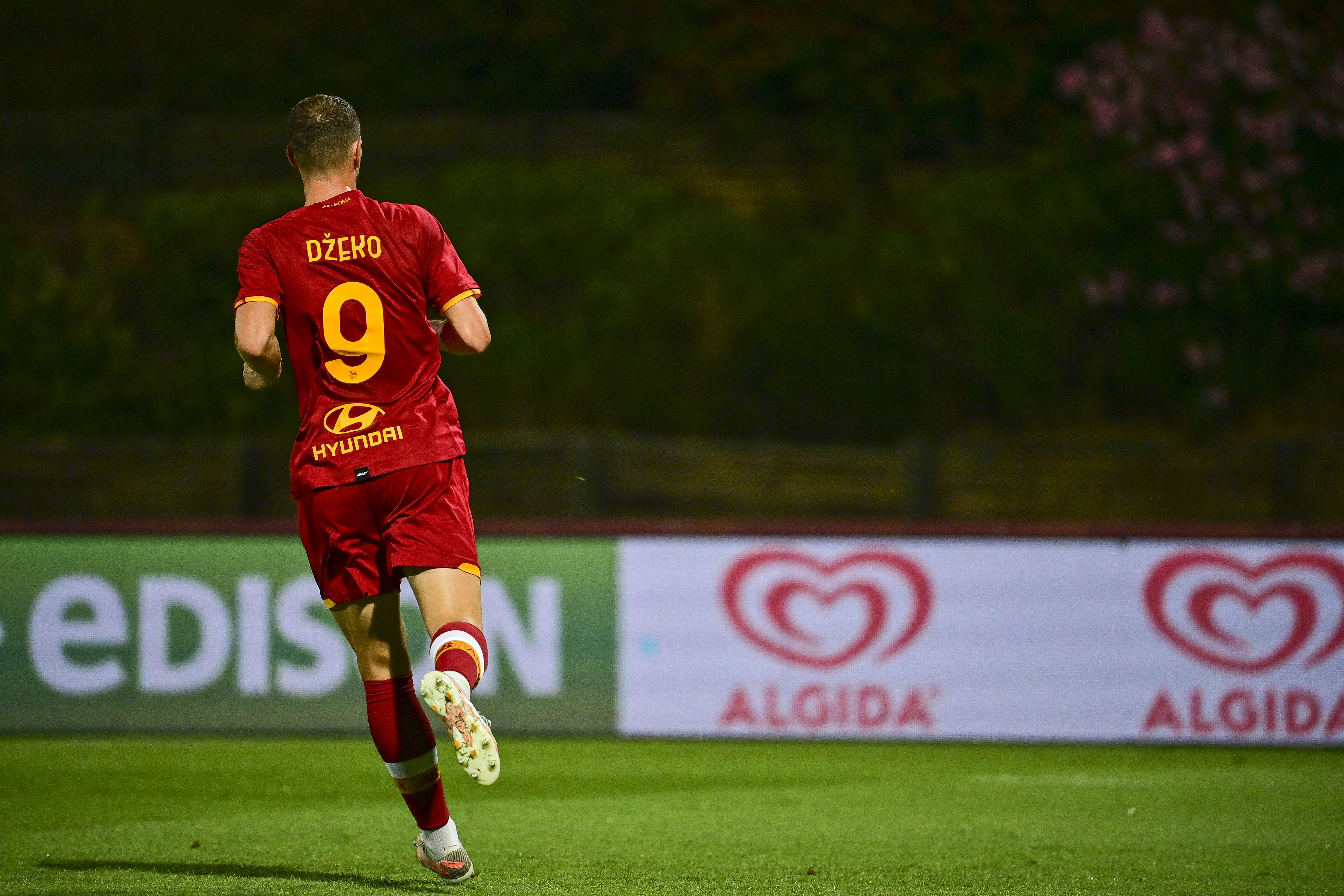 Edin Dzeko con la maglia della Roma