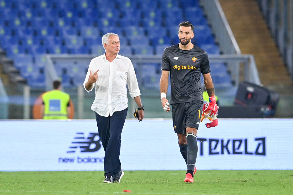 Rui Patricio e Josè Mourinho insieme in campo sul prato dell'Olimpico