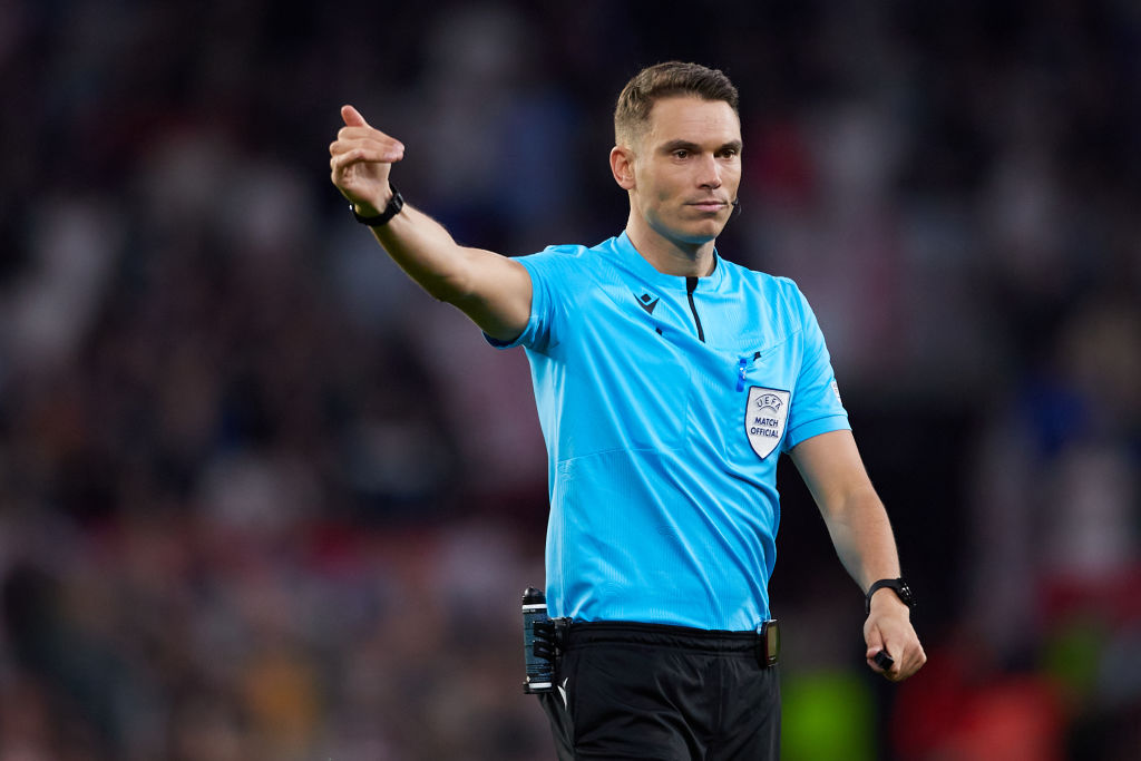 L'arbitro Scharer in campo durante Siviglia-West Ham