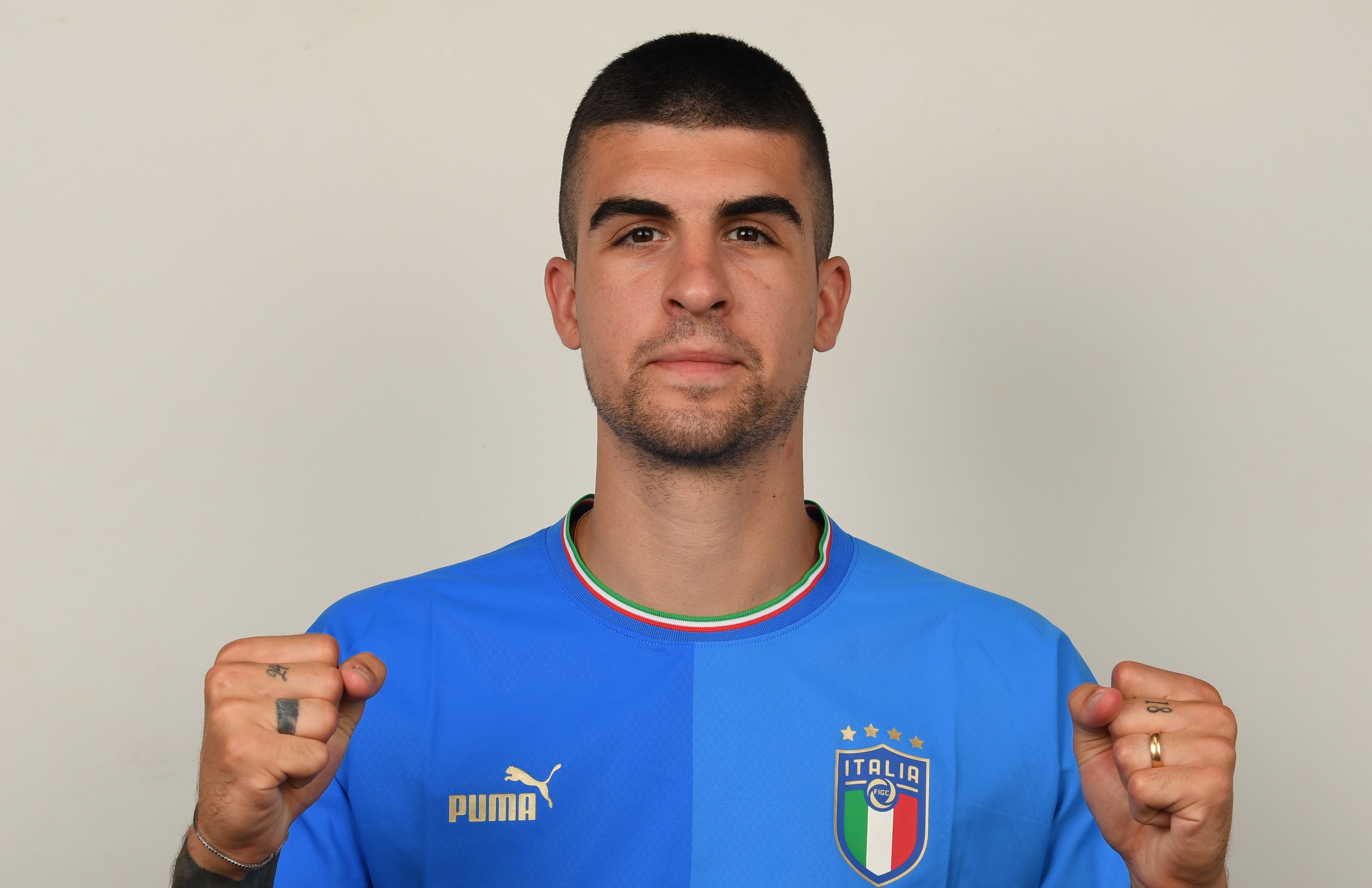 Gianluca Mancini durante uno shooting con la nazionale italiana