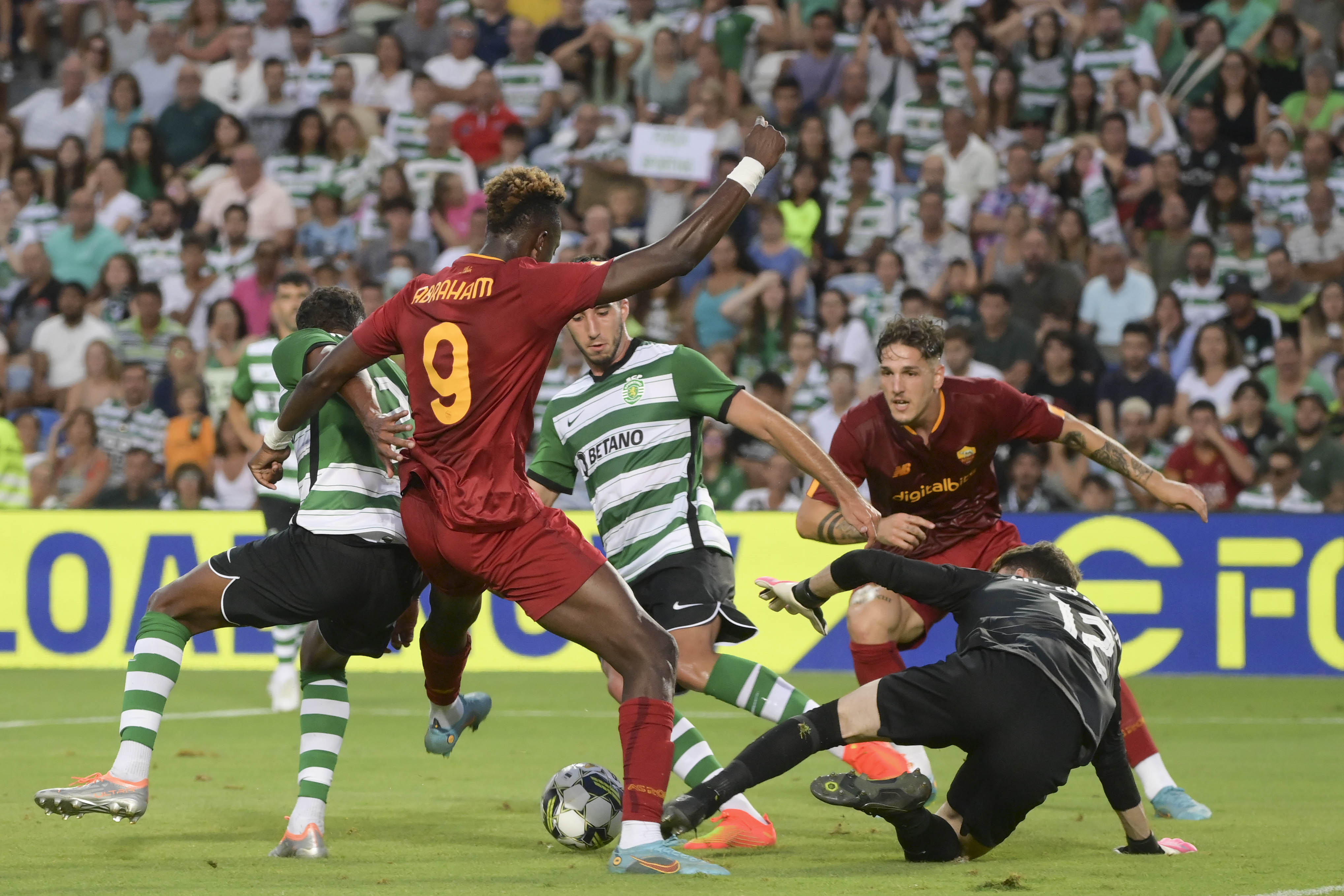 Tammy Abraham in azione contro lo Sporting