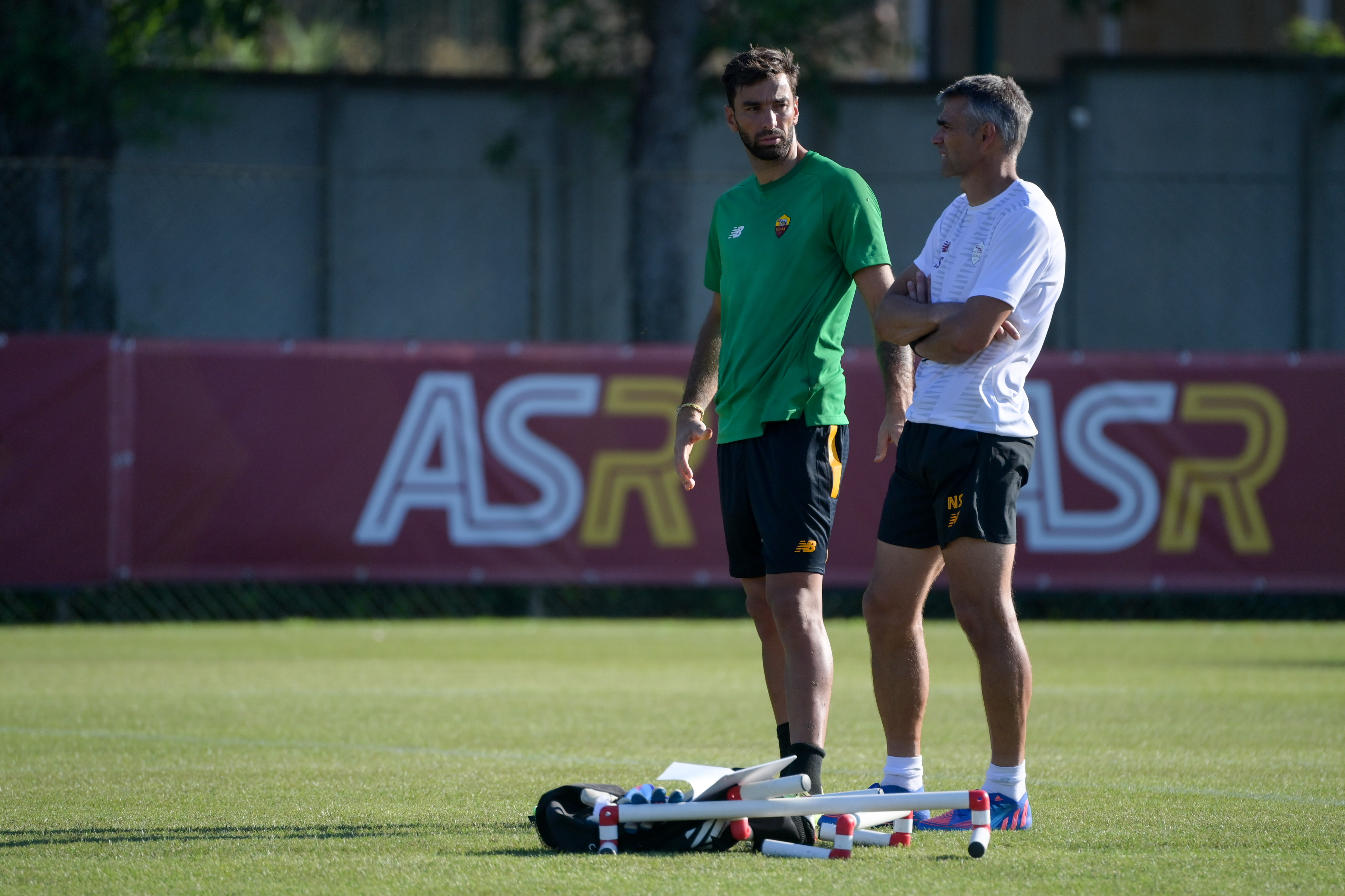 Nuno Santos insieme a Rui Patricio durante una sessione di allenamento a Trigoria