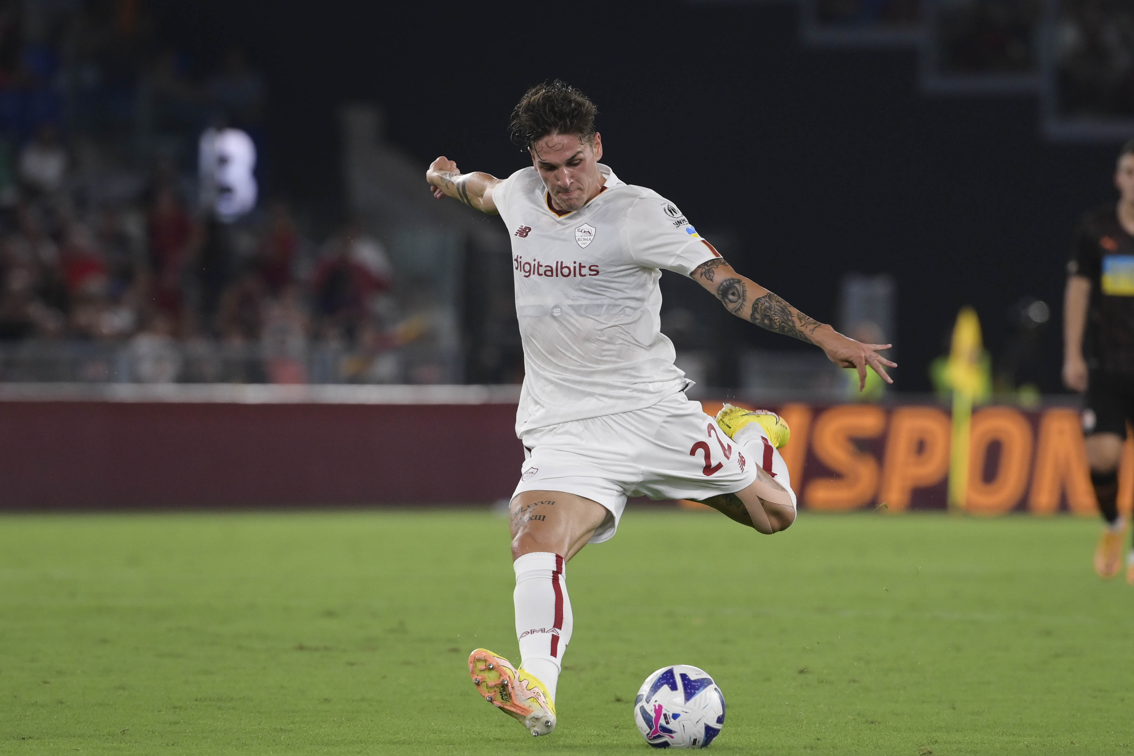 Nicolò Zaniolo al momento del palo colpito dalla distanza in Roma-Shakhtar