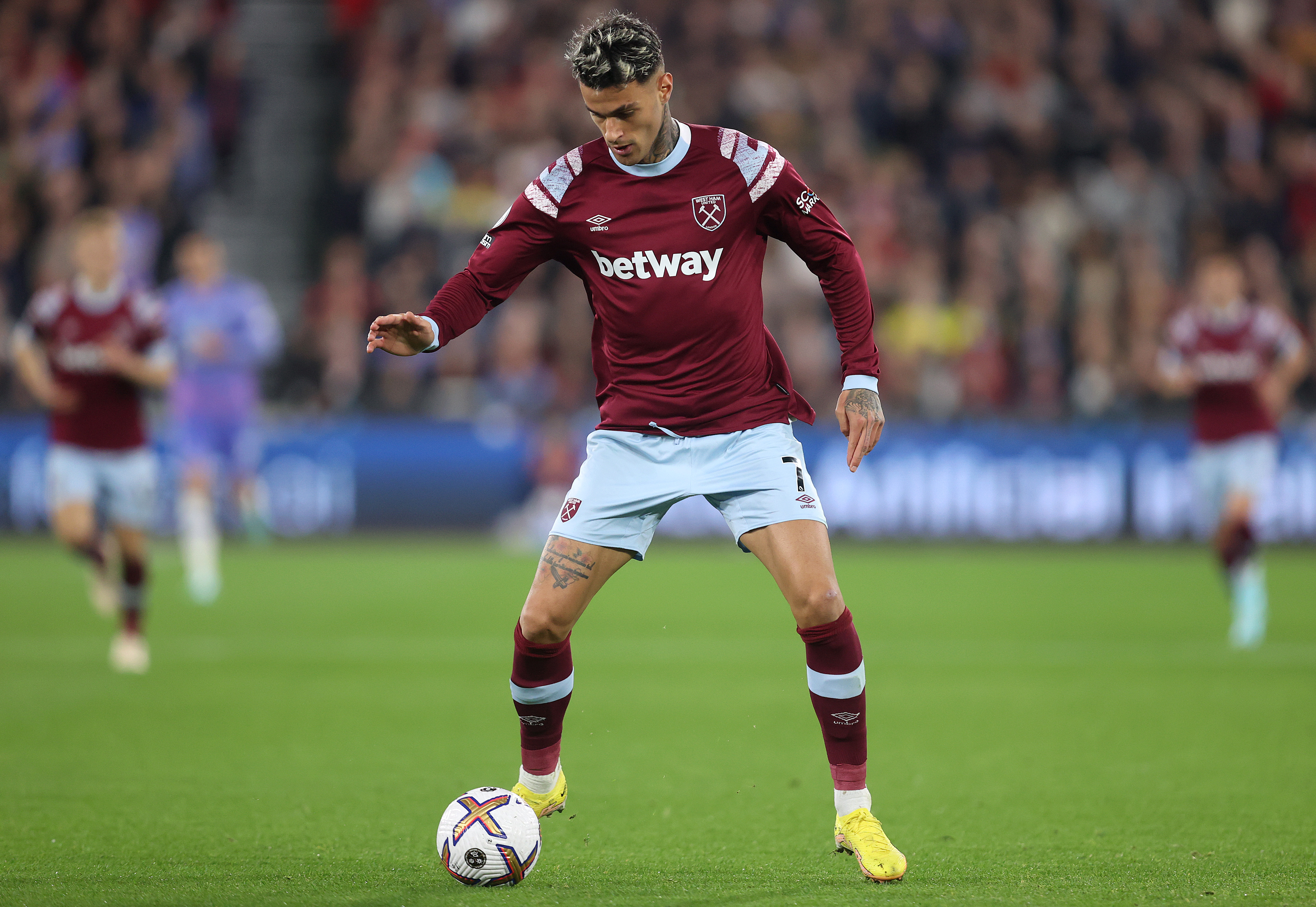 Gianluca Scamacca con la maglia del West Ham 