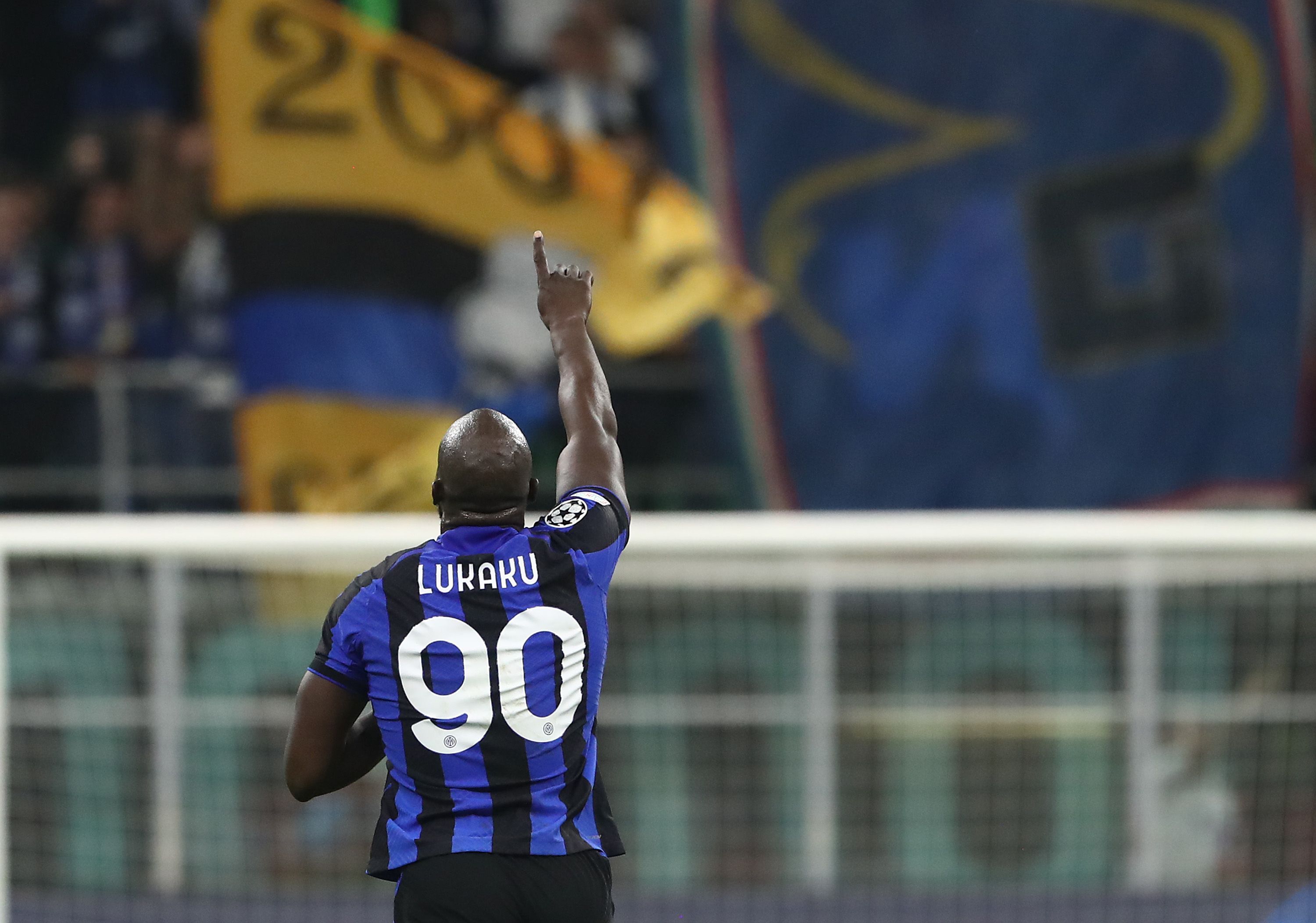 Romelu Lukaku esulta con la maglia dell'Inter