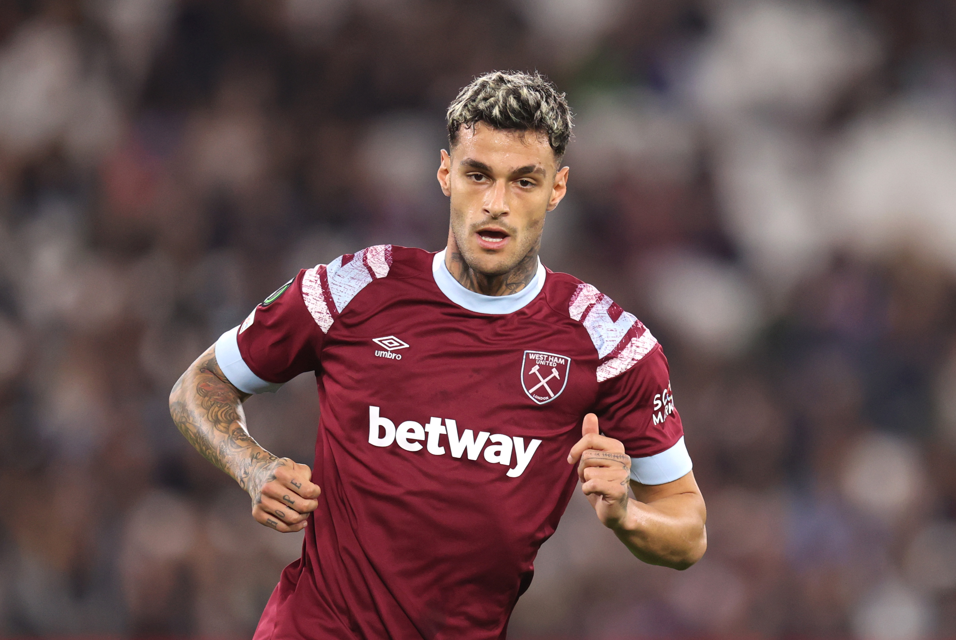 Gianluca Scamacca con la maglia del West Ham