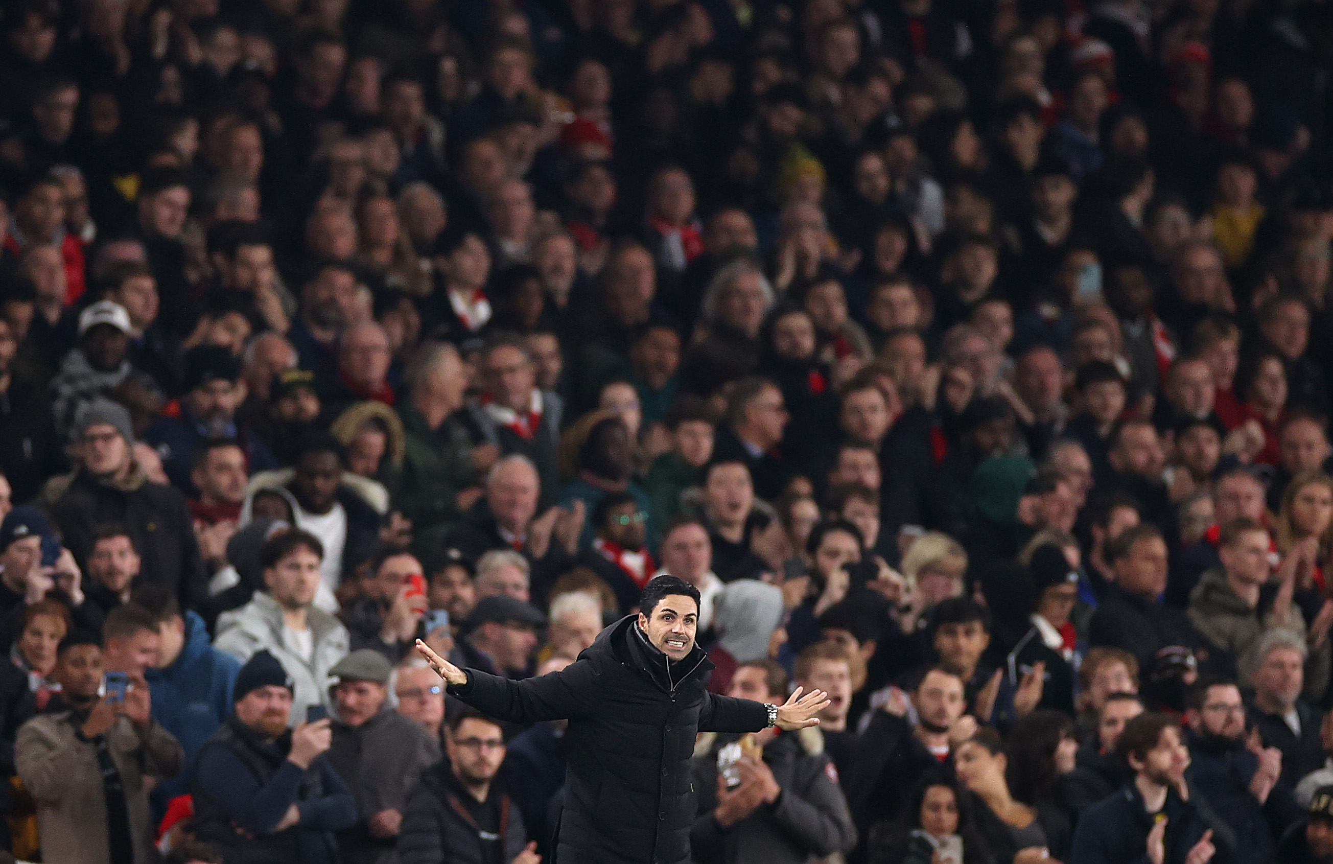 Il tecnico dell'Arsenal Arteta davanti alla tribuna dell'Emirates Stadium
