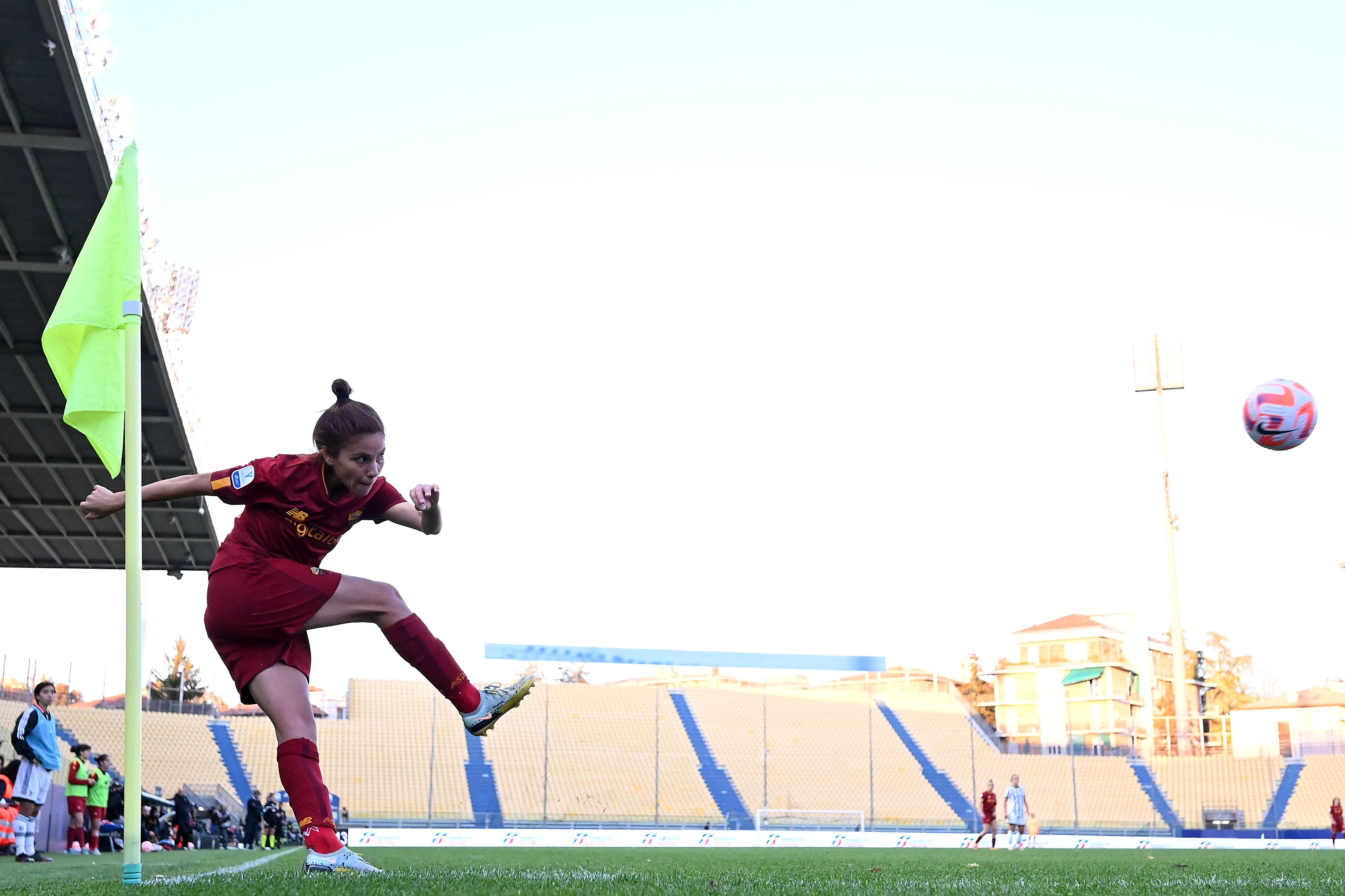 Giugliano batte un calcio d'angolo nella finale contro la Juventus