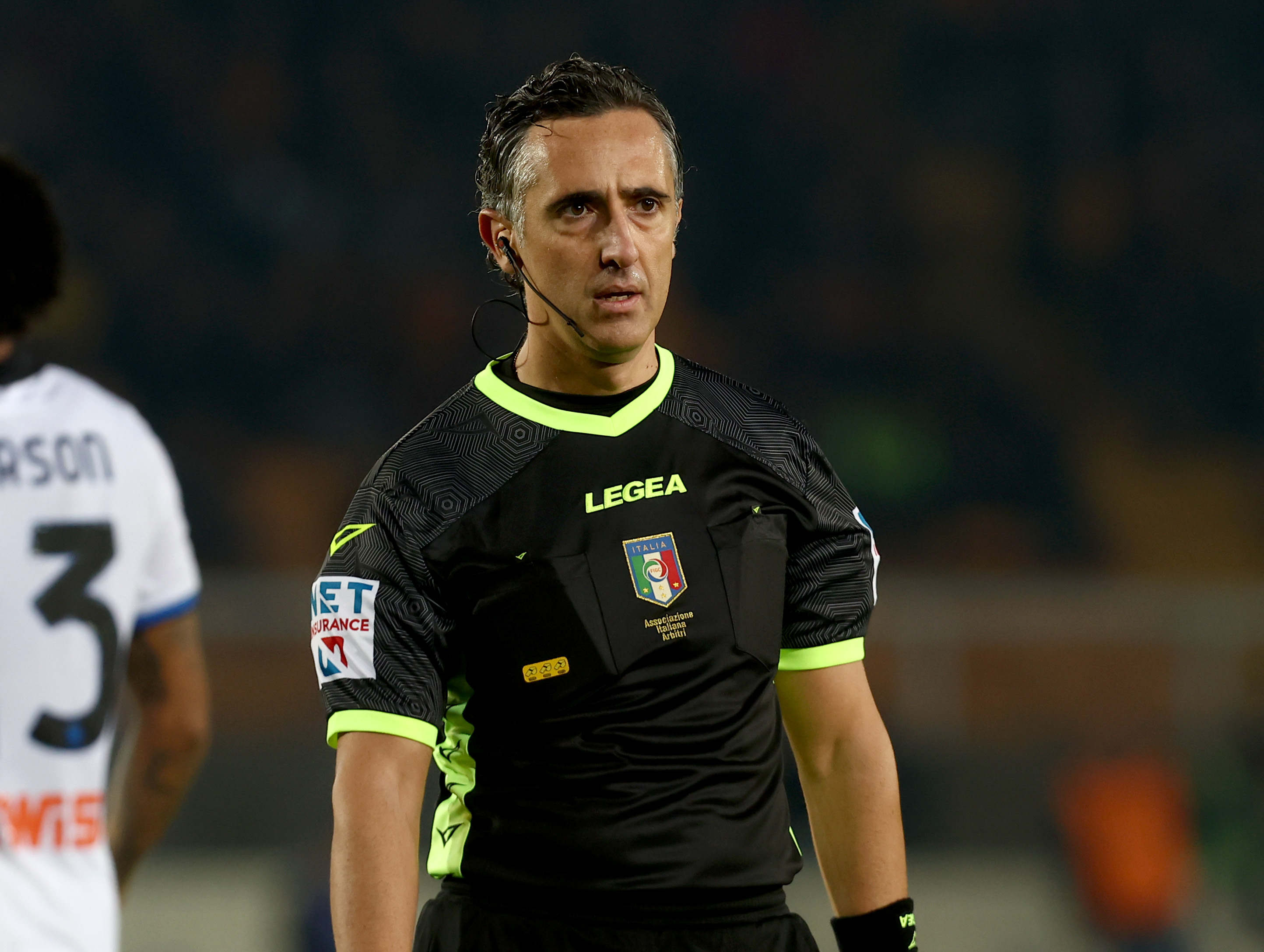 L'arbitro Aureliano in campo durante Lecce-Atalanta