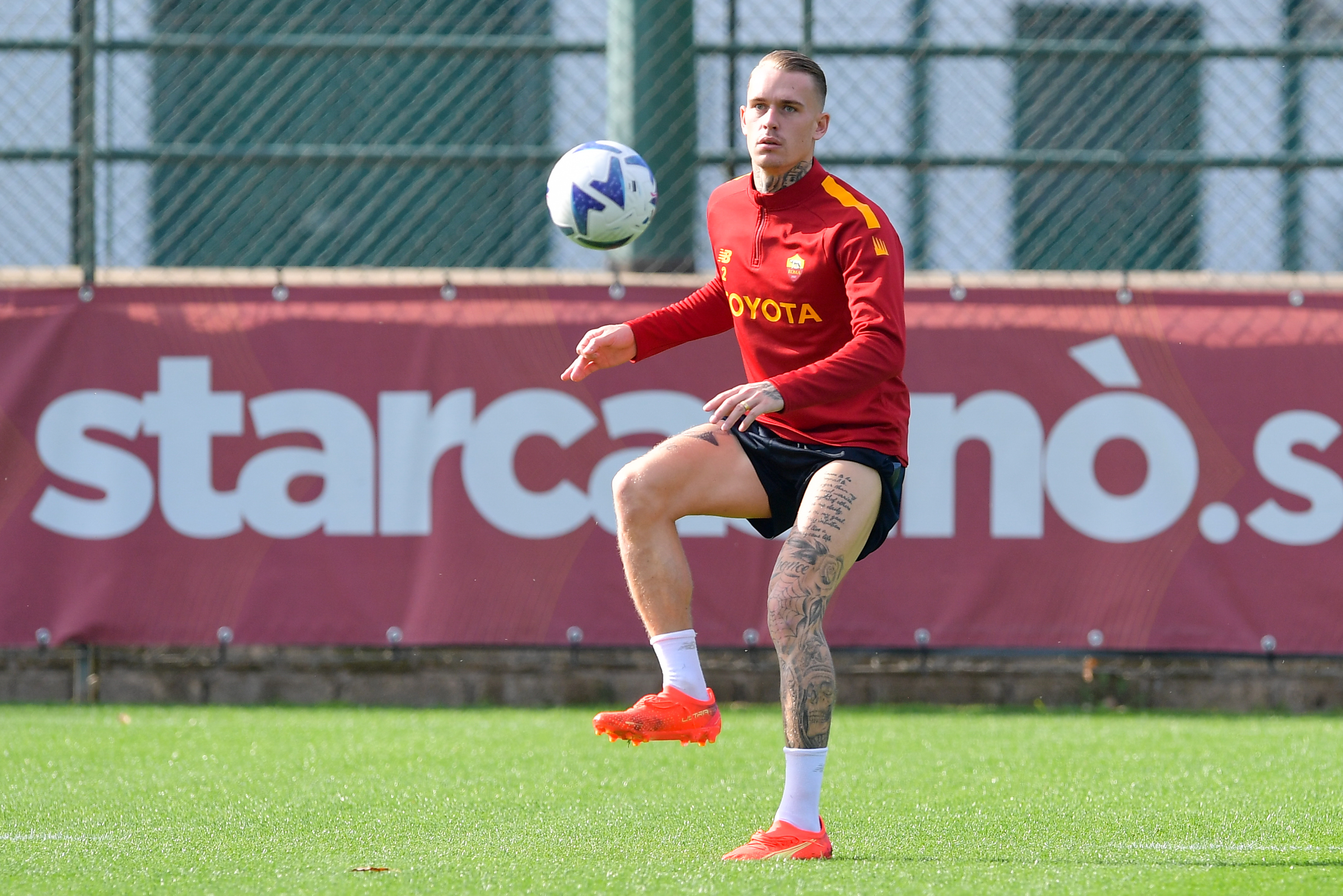 Rick Karsdorp durante una seduta di allenamento a Trigoria