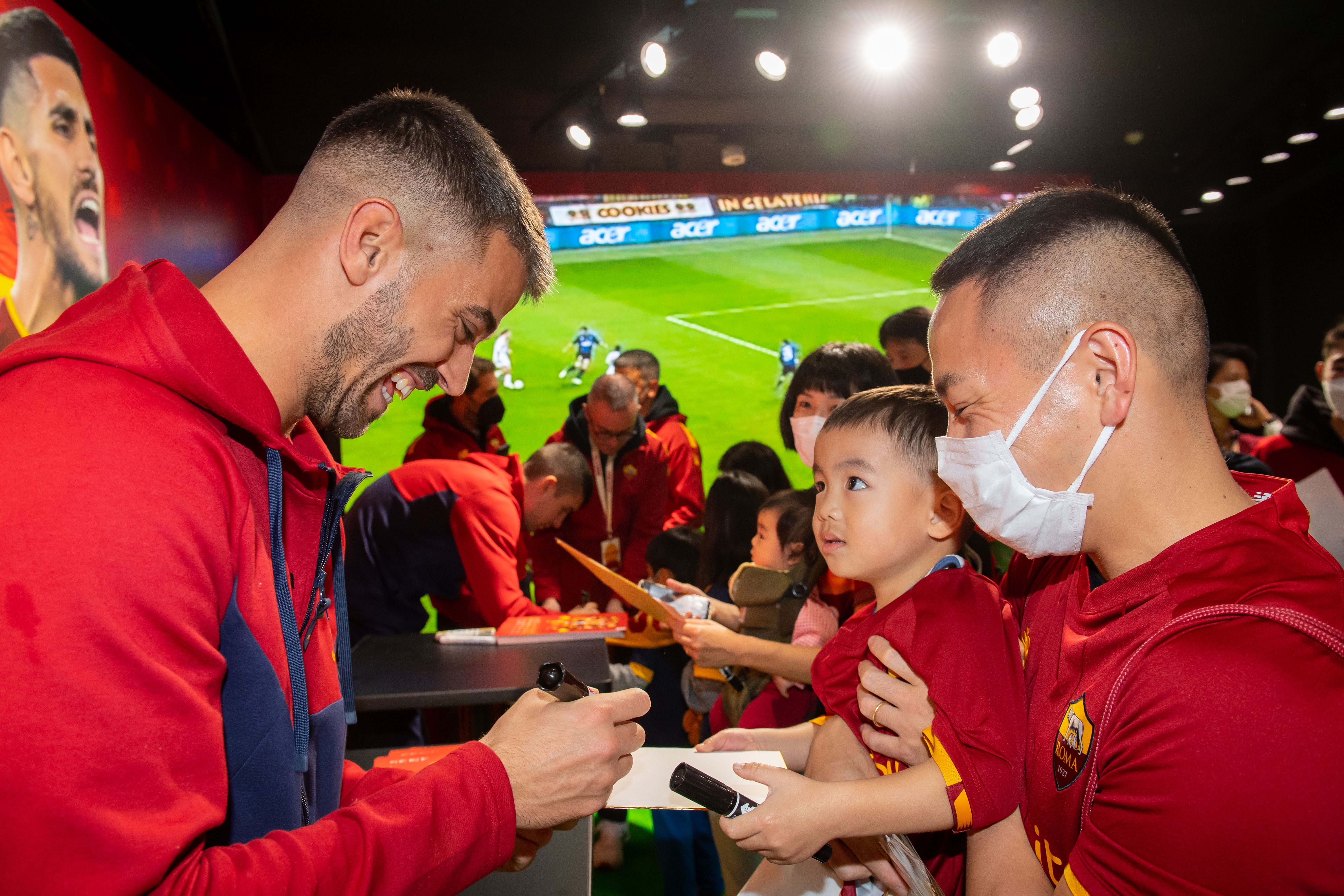 Spinazzola e un bambino giapponese a Casa Roma