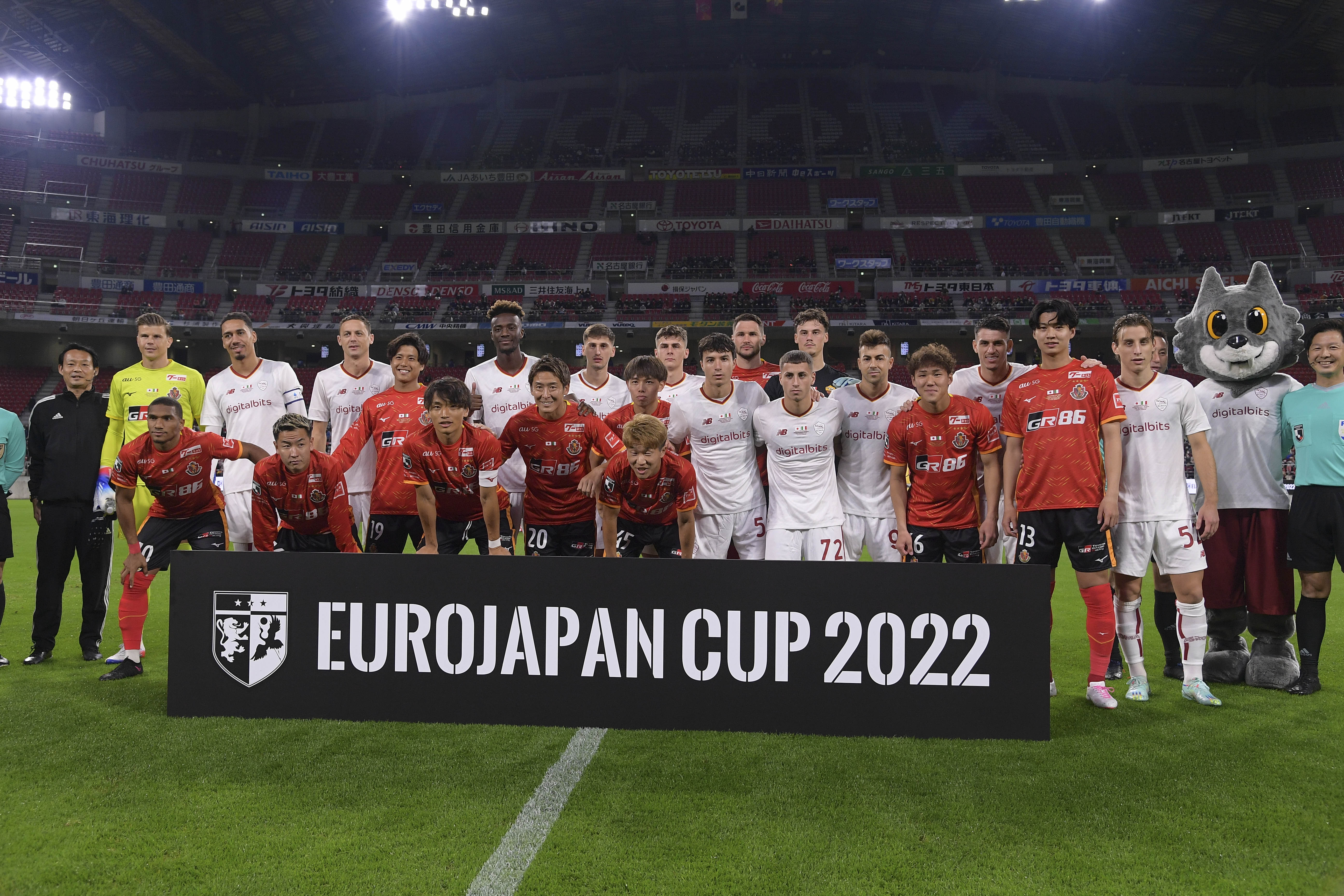 La foto di gruppo di Roma e Nagoya prima del fischio d'inizio