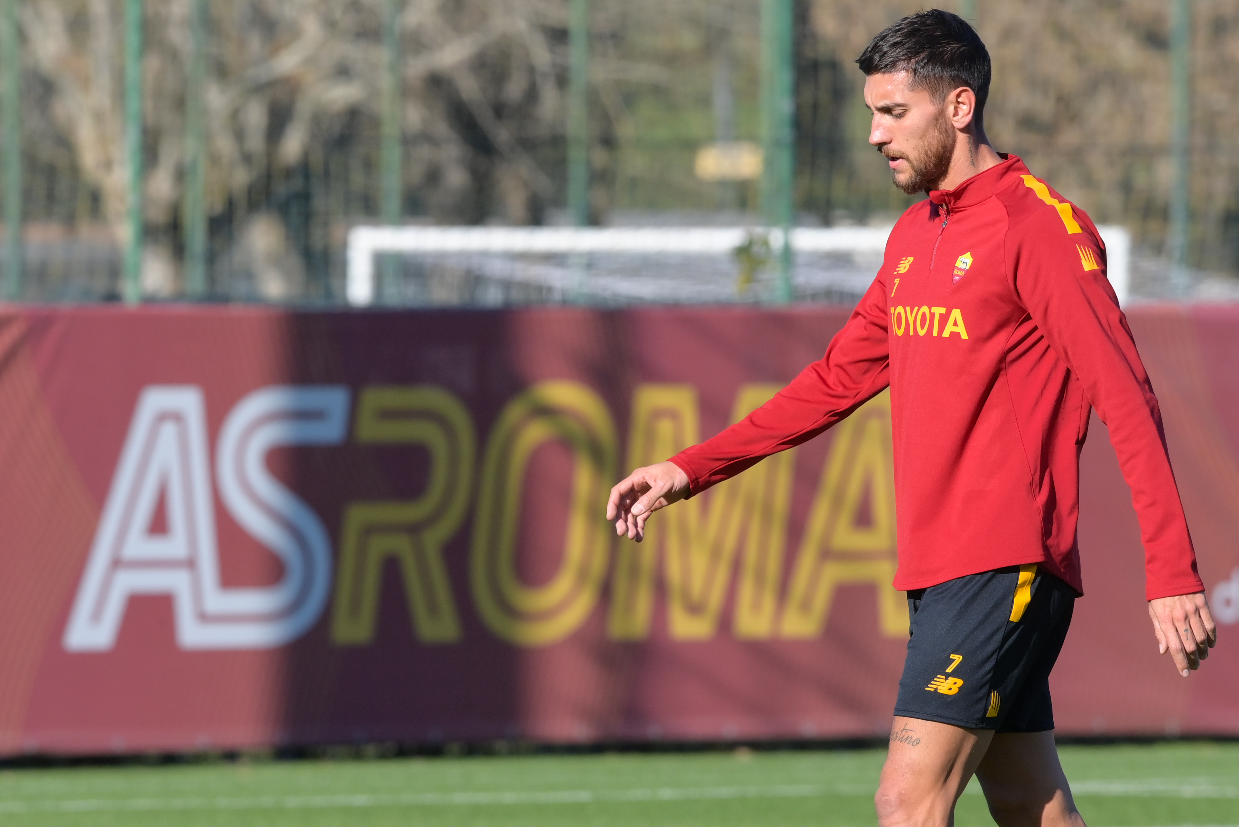 Lorenzo Pellegrini in azione a Trigoria durante un allenamento