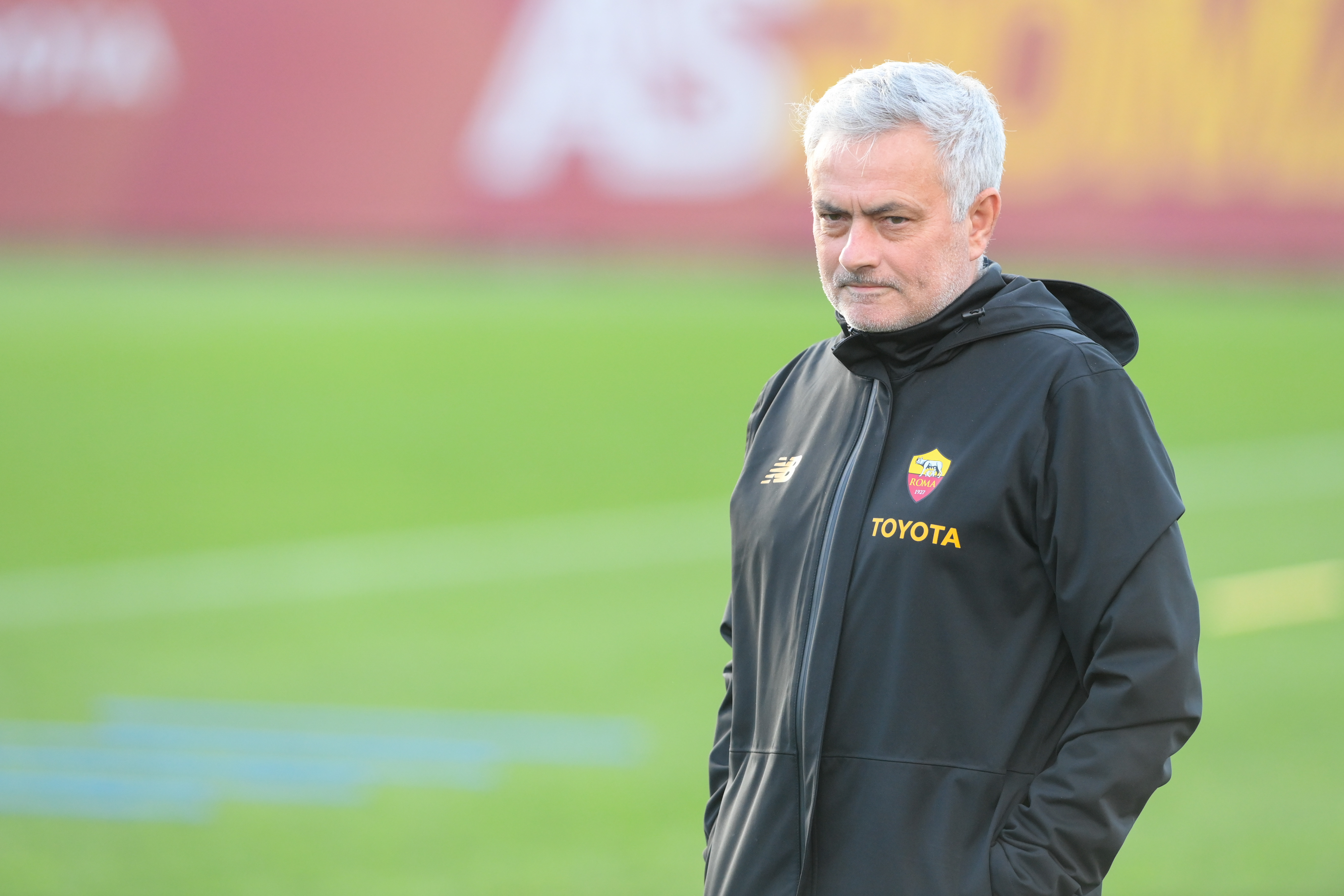 Mourinho a Trigoria durante una sessione di allenamento