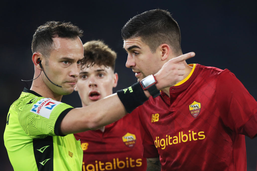 L'arbitro Feliciani durante Roma-Genoa di Coppa Italia