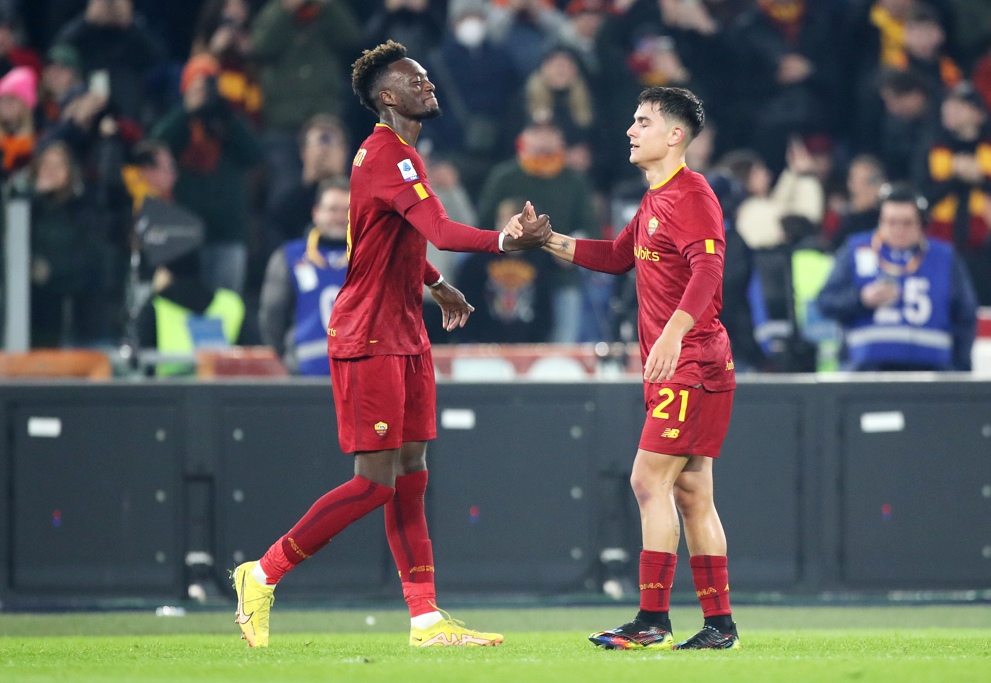 Tammy Abraham e Paulo Dybala durante un'esultanza