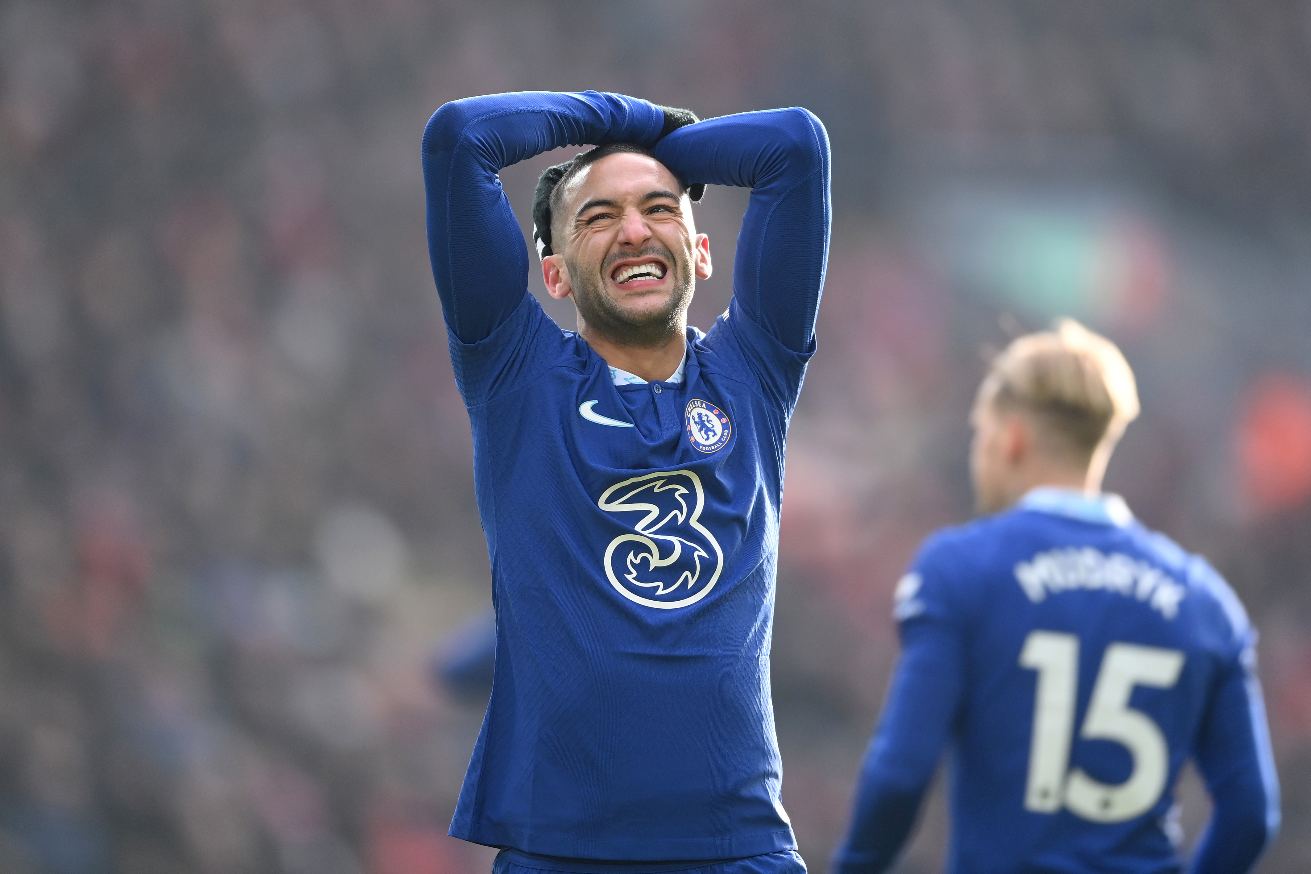 Hakim Ziyech in azione contro il Liverpool con la maglia del Chelsea